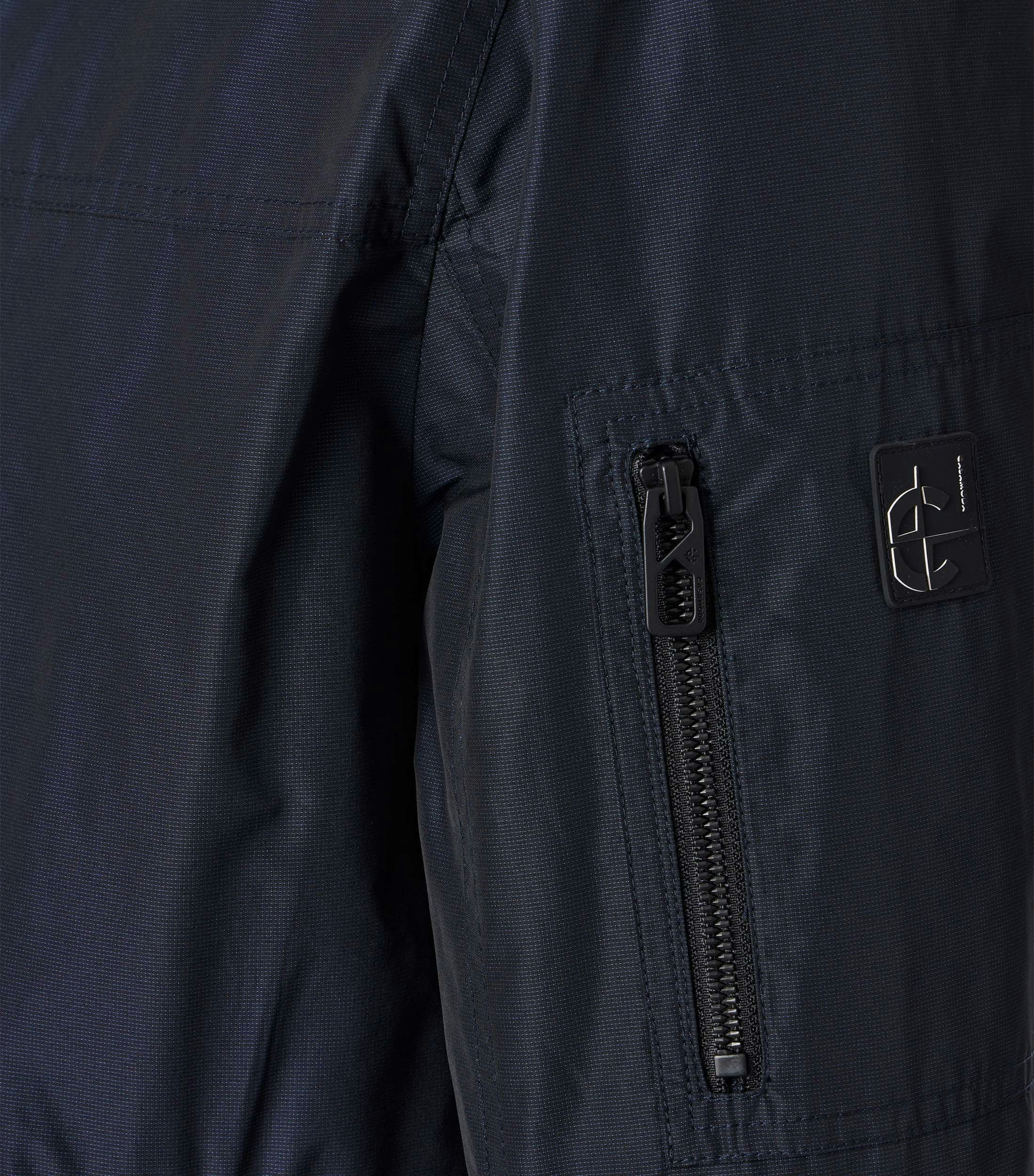 Eine Jacke im uni Muster in der Farbe Dunkelblau