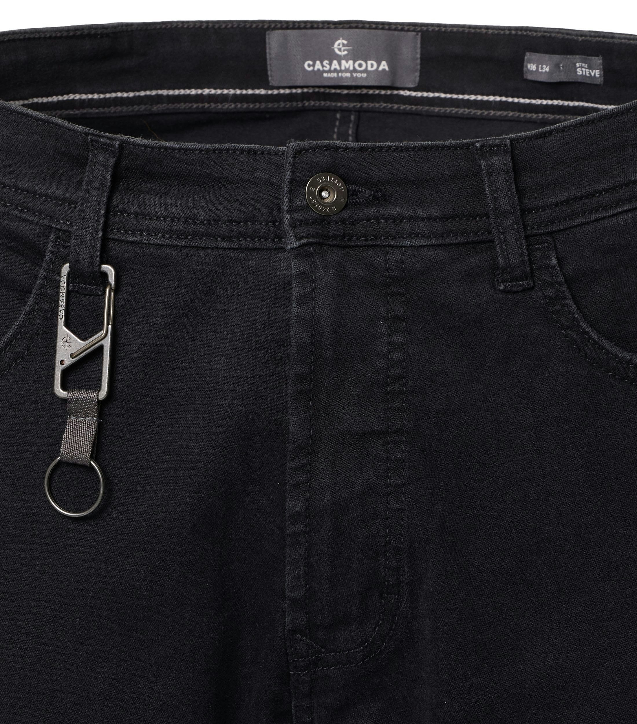 Eine Jeans im uni Muster in der Farbe Schwarz