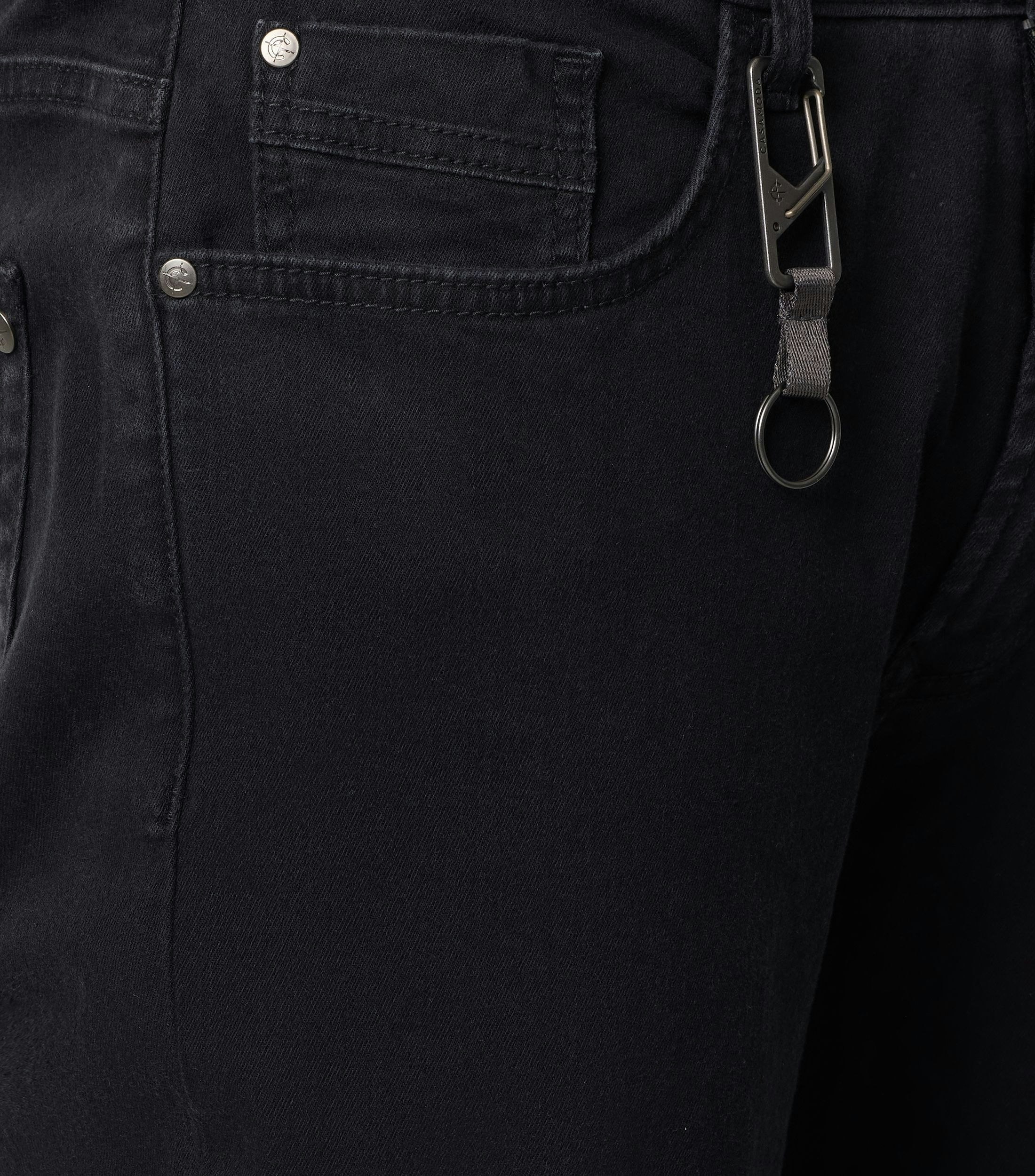 Eine Jeans im uni Muster in der Farbe Schwarz