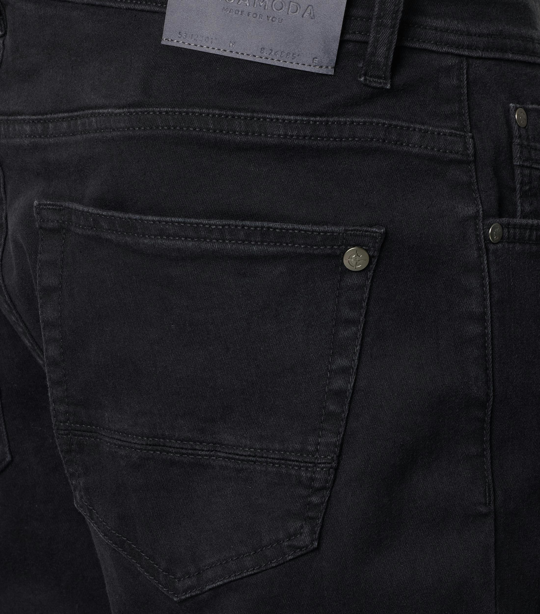 Eine Jeans im uni Muster in der Farbe Schwarz