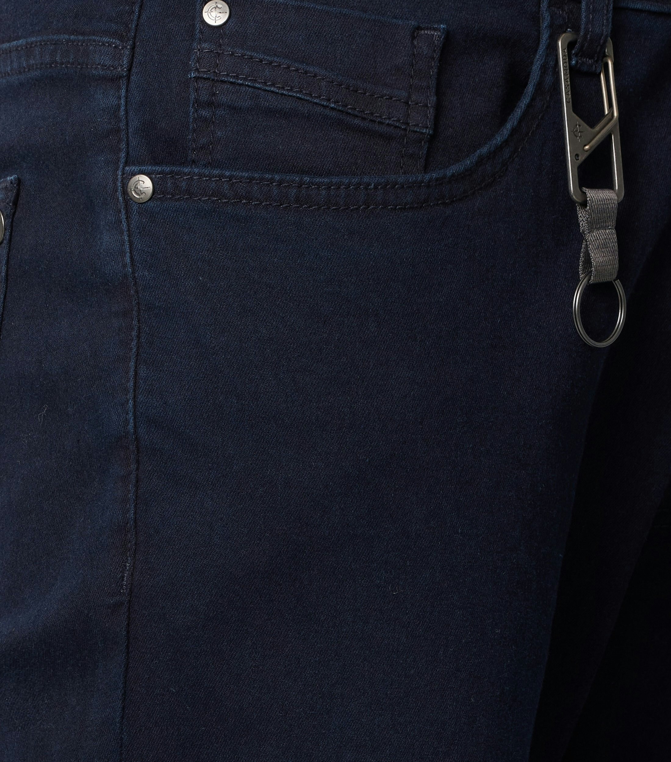 Eine Jeans im uni Muster in der Farbe Dunkelblau