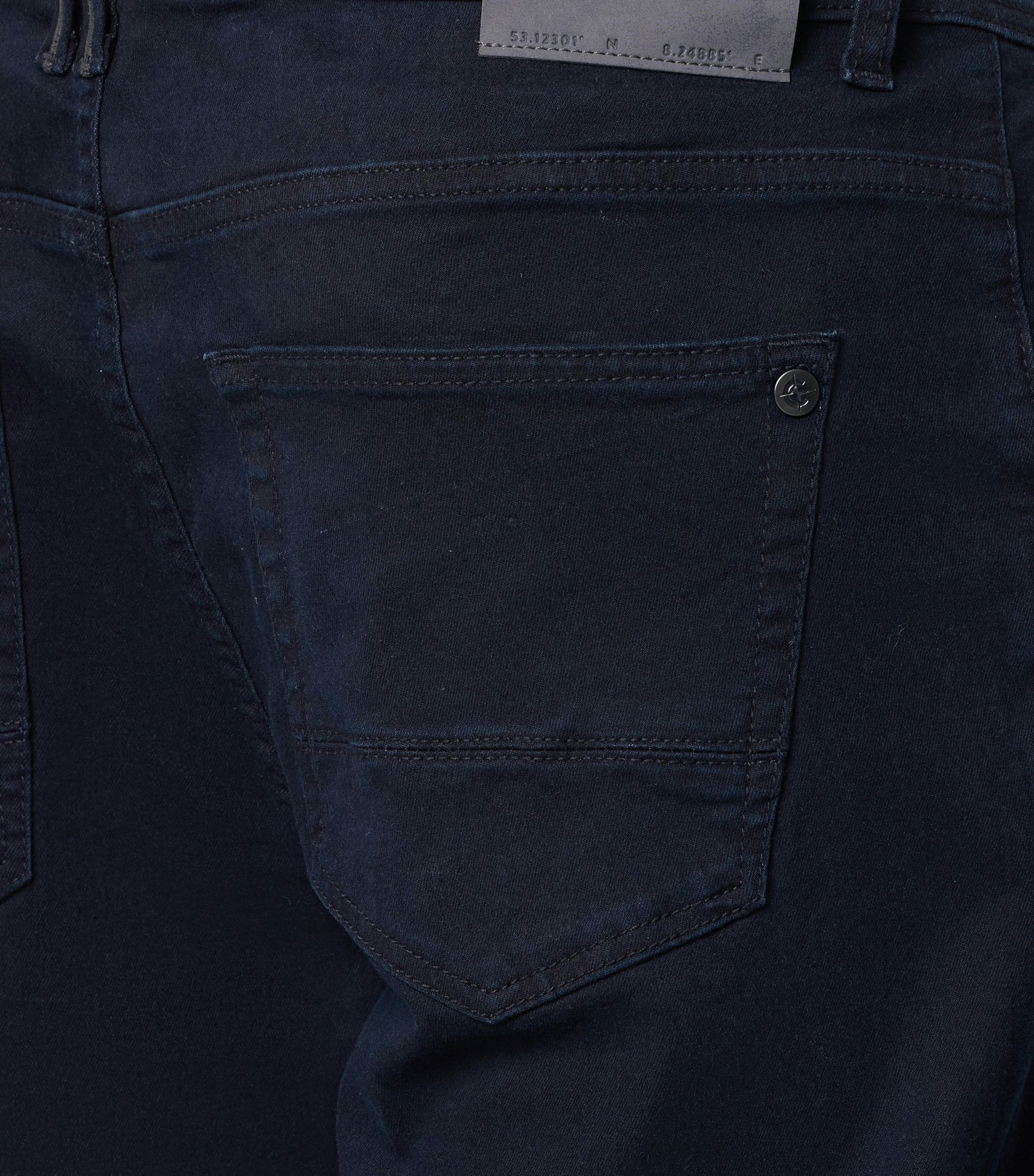 Eine Jeans im uni Muster in der Farbe Dunkelblau