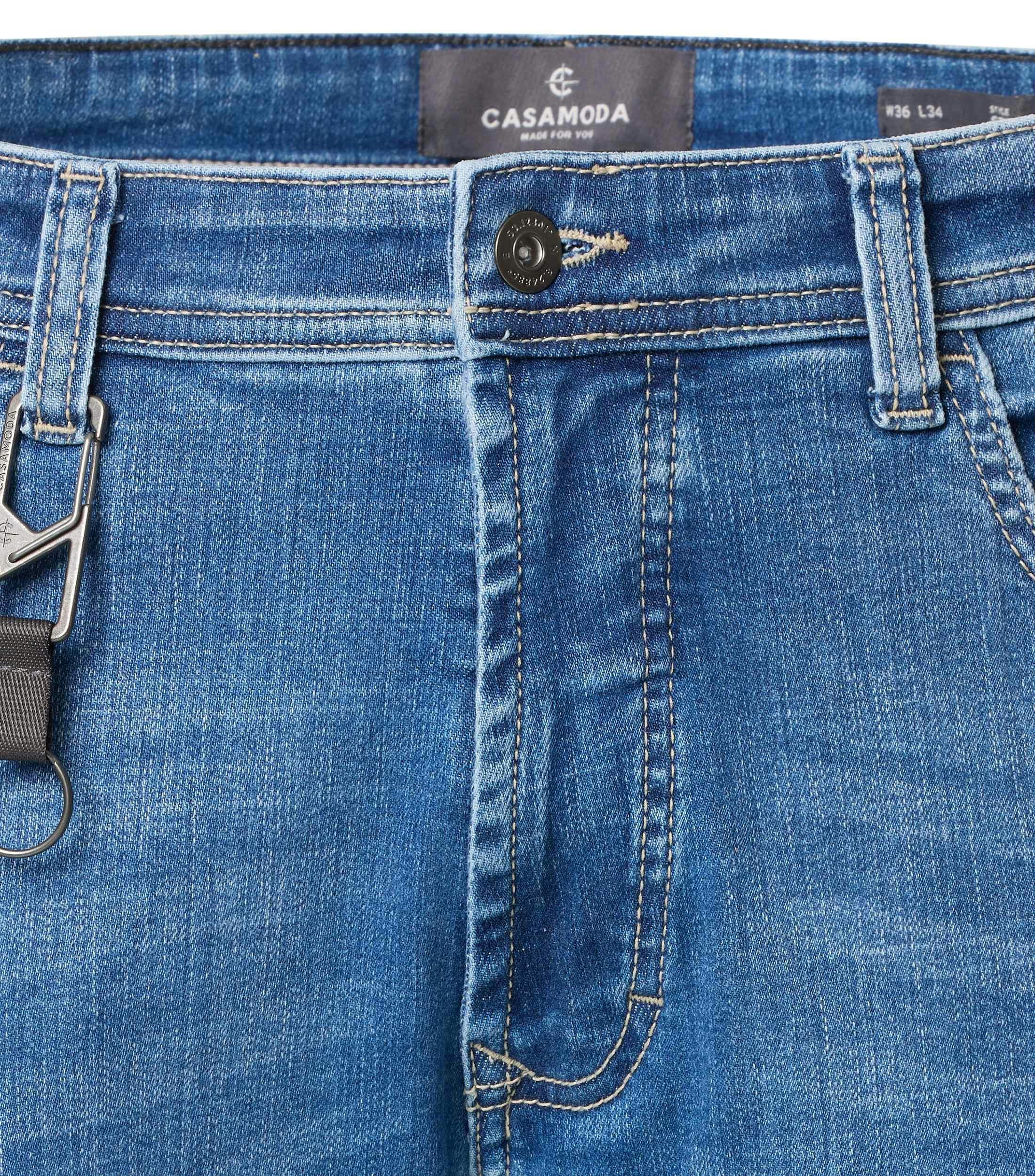 Eine Jeans im uni Muster in der Farbe Hellblau