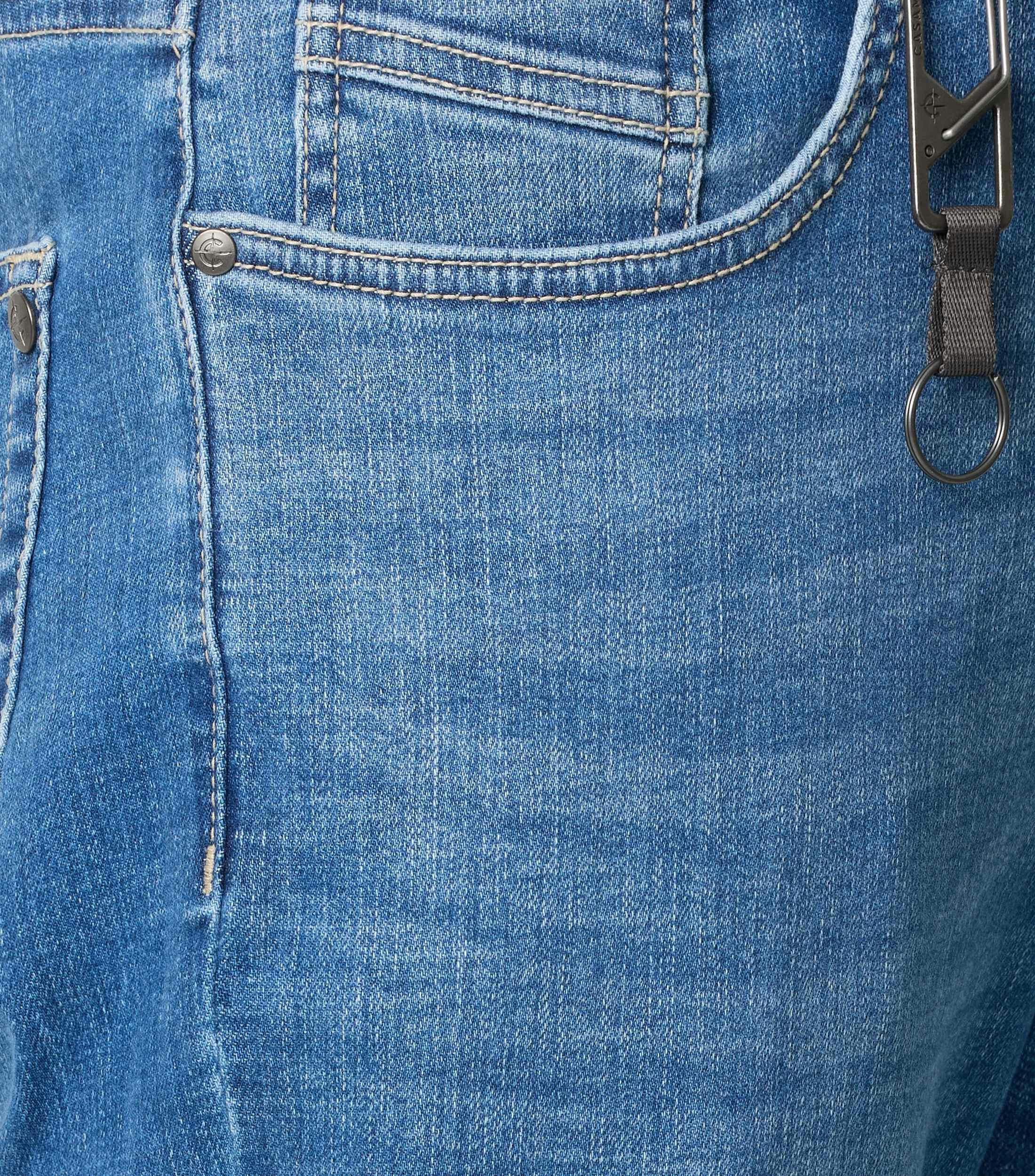 Eine Jeans im uni Muster in der Farbe Hellblau