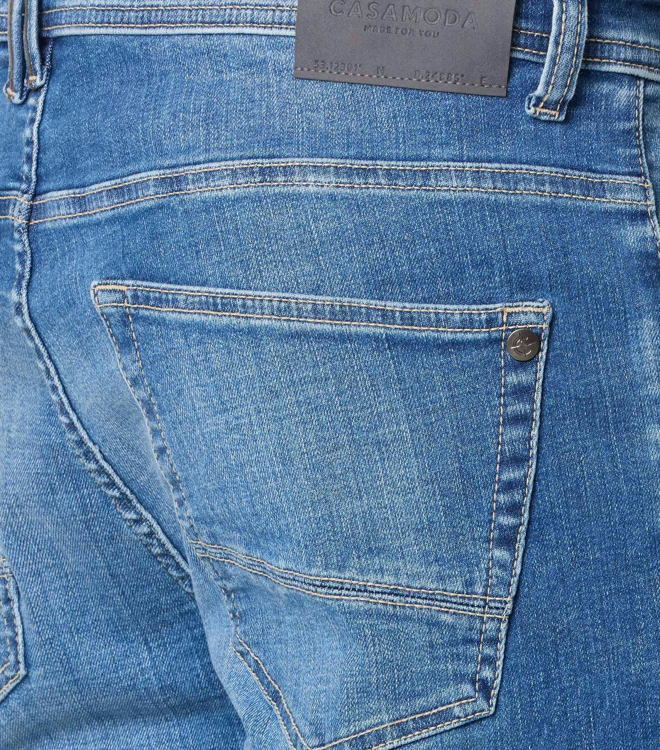 Eine Jeans im uni Muster in der Farbe Hellblau