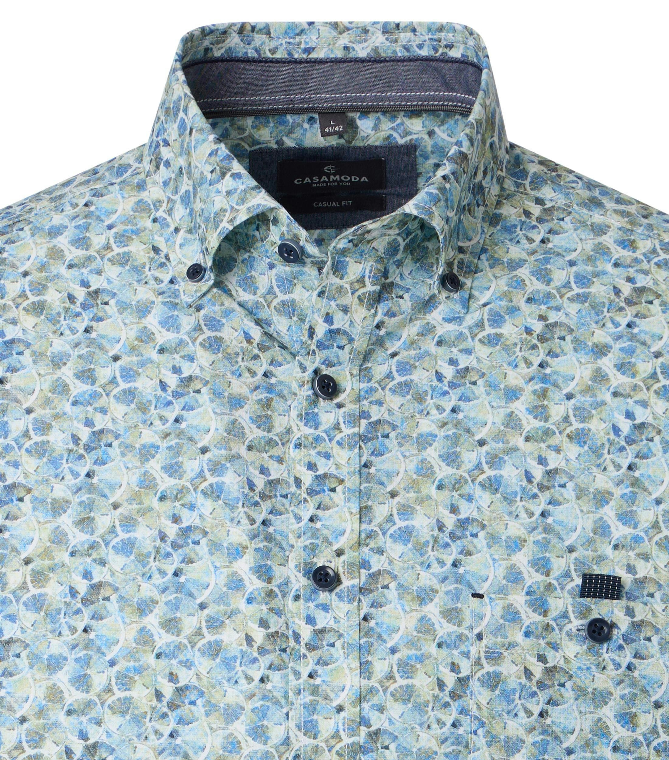 Ein Freizeithemd im Print Muster in der Farbe Grün