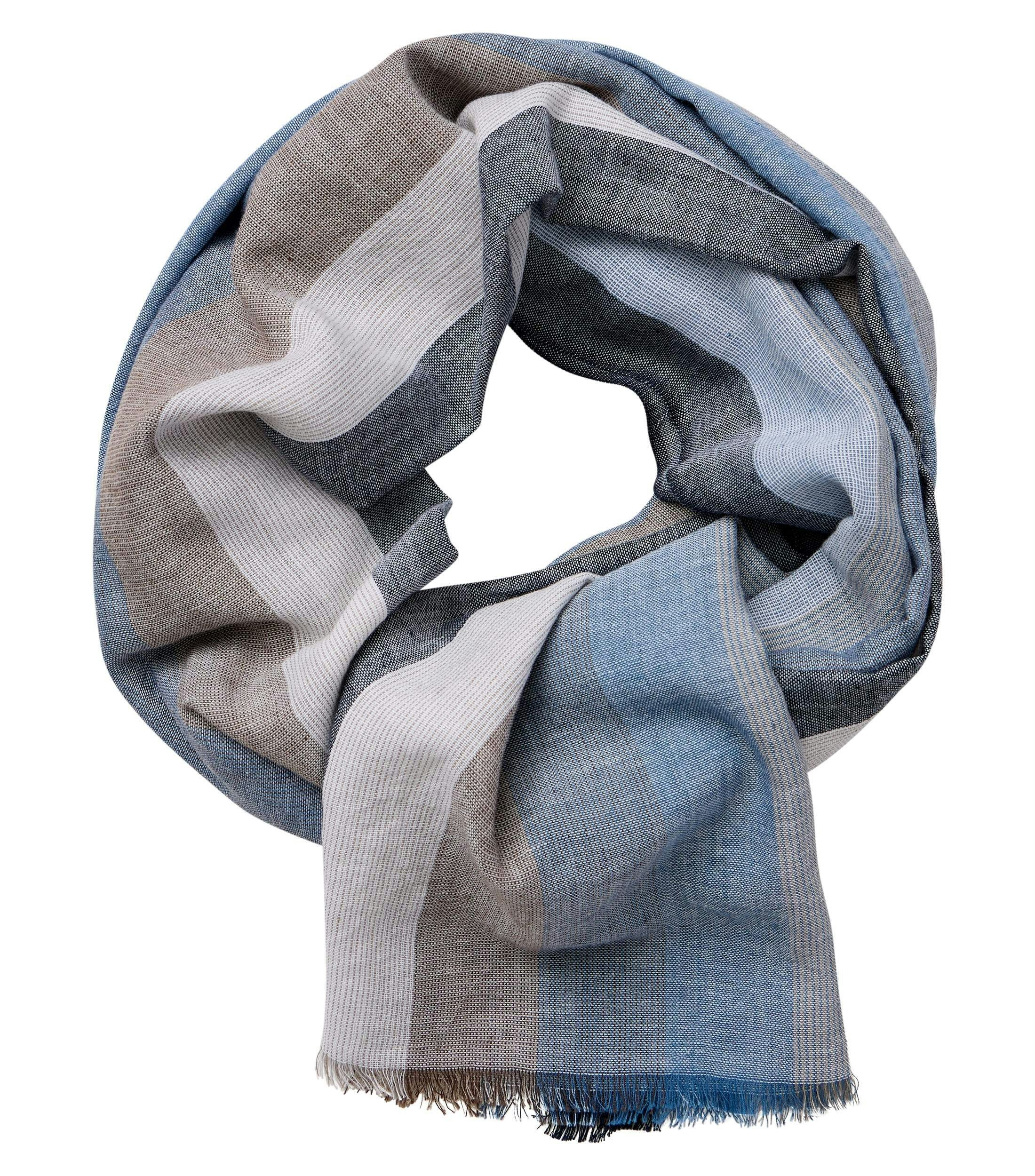 Ein Schal im uni Muster in der Farbe Blau