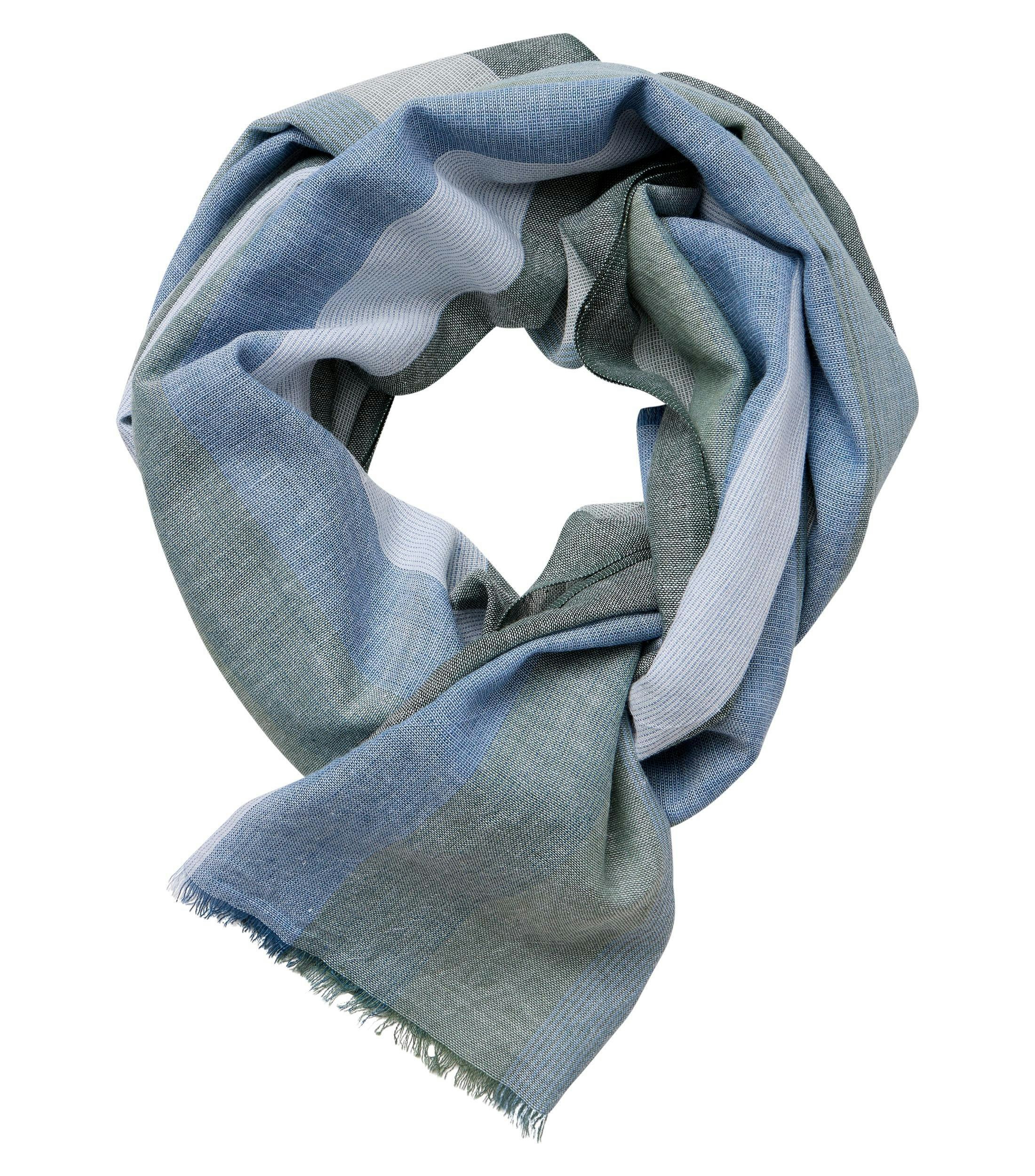 Ein Schal im uni Muster in der Farbe Grün