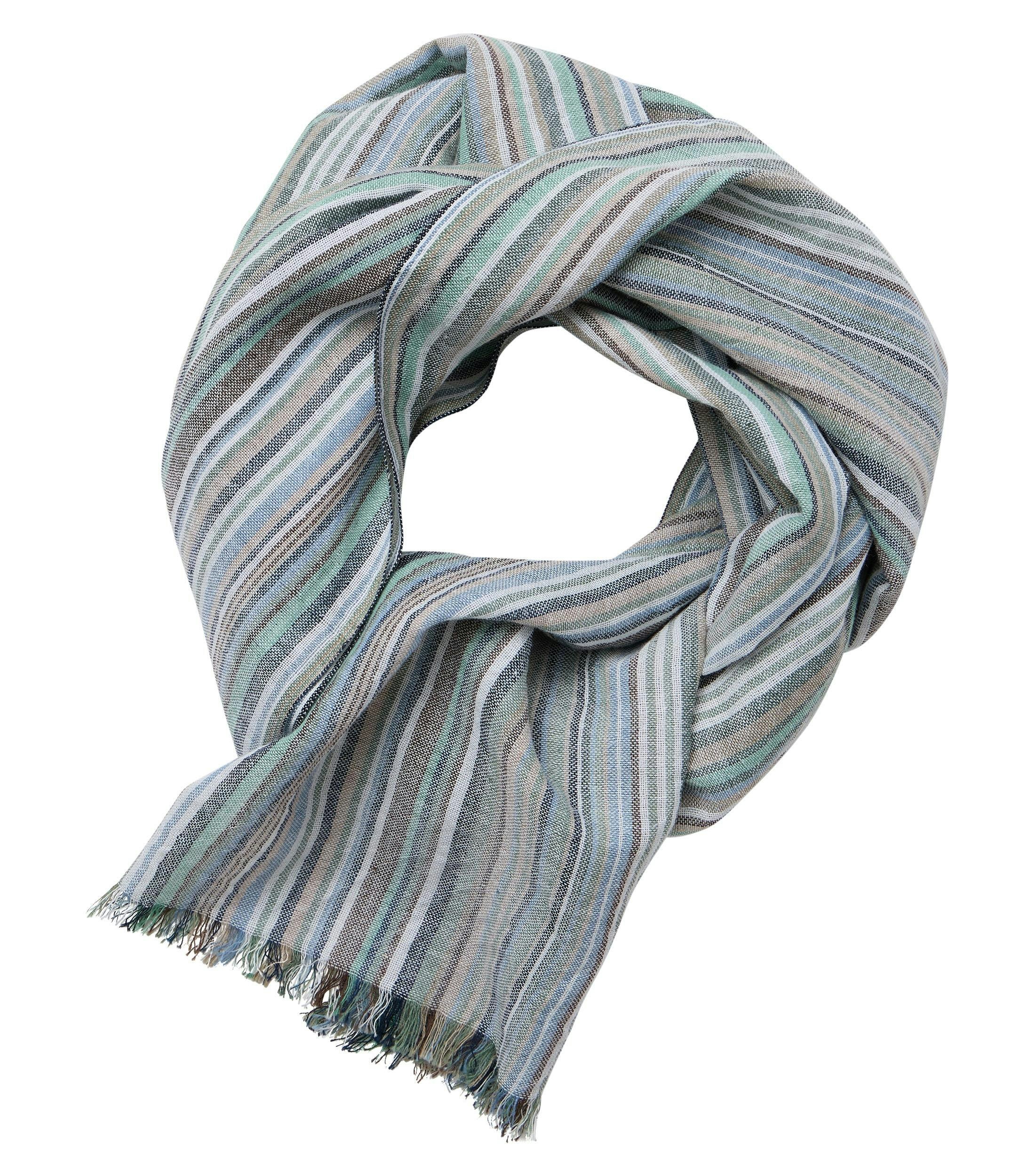 Ein Schal im uni Muster in der Farbe Grün