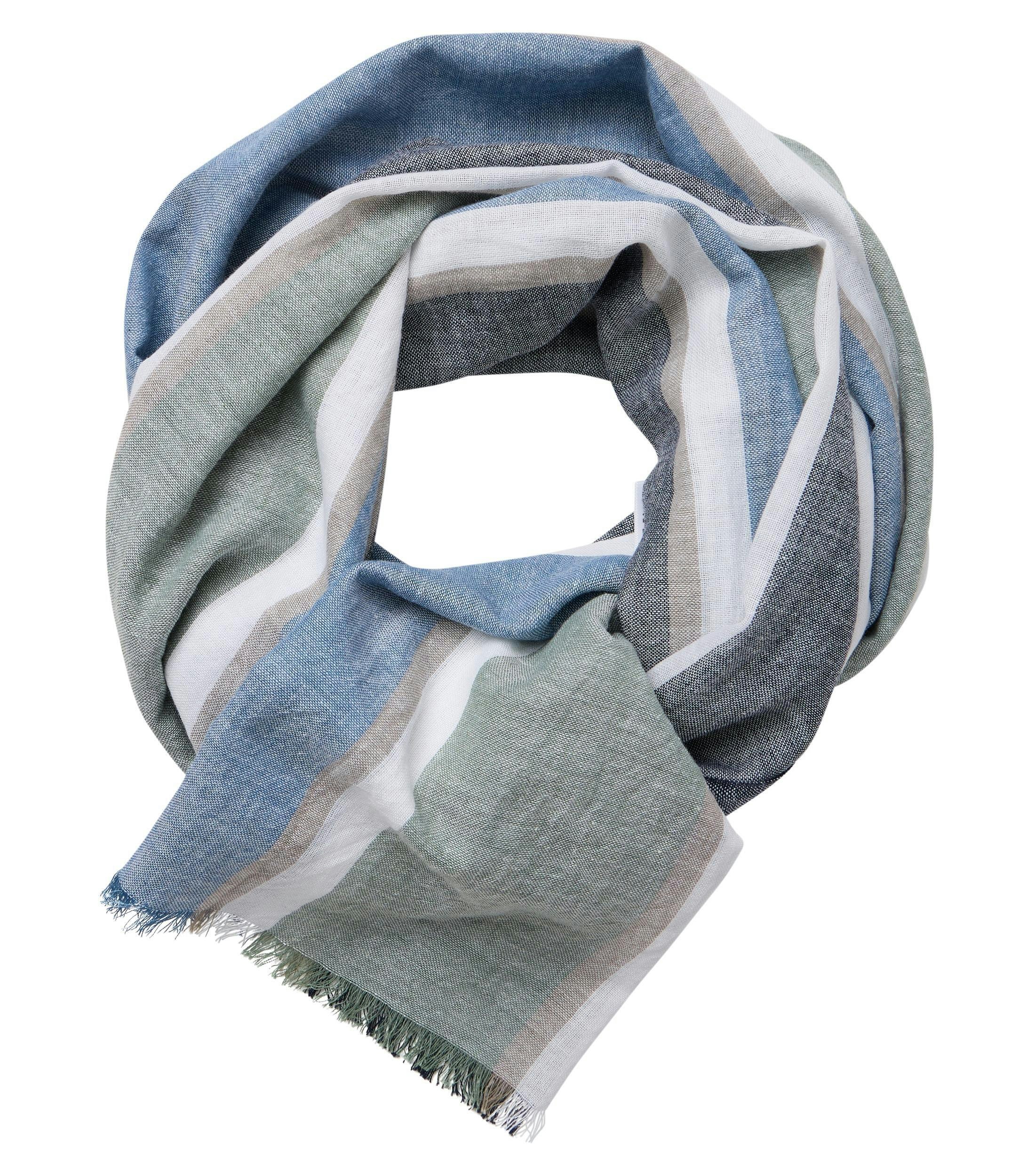 Ein Schal im uni Muster in der Farbe Grün