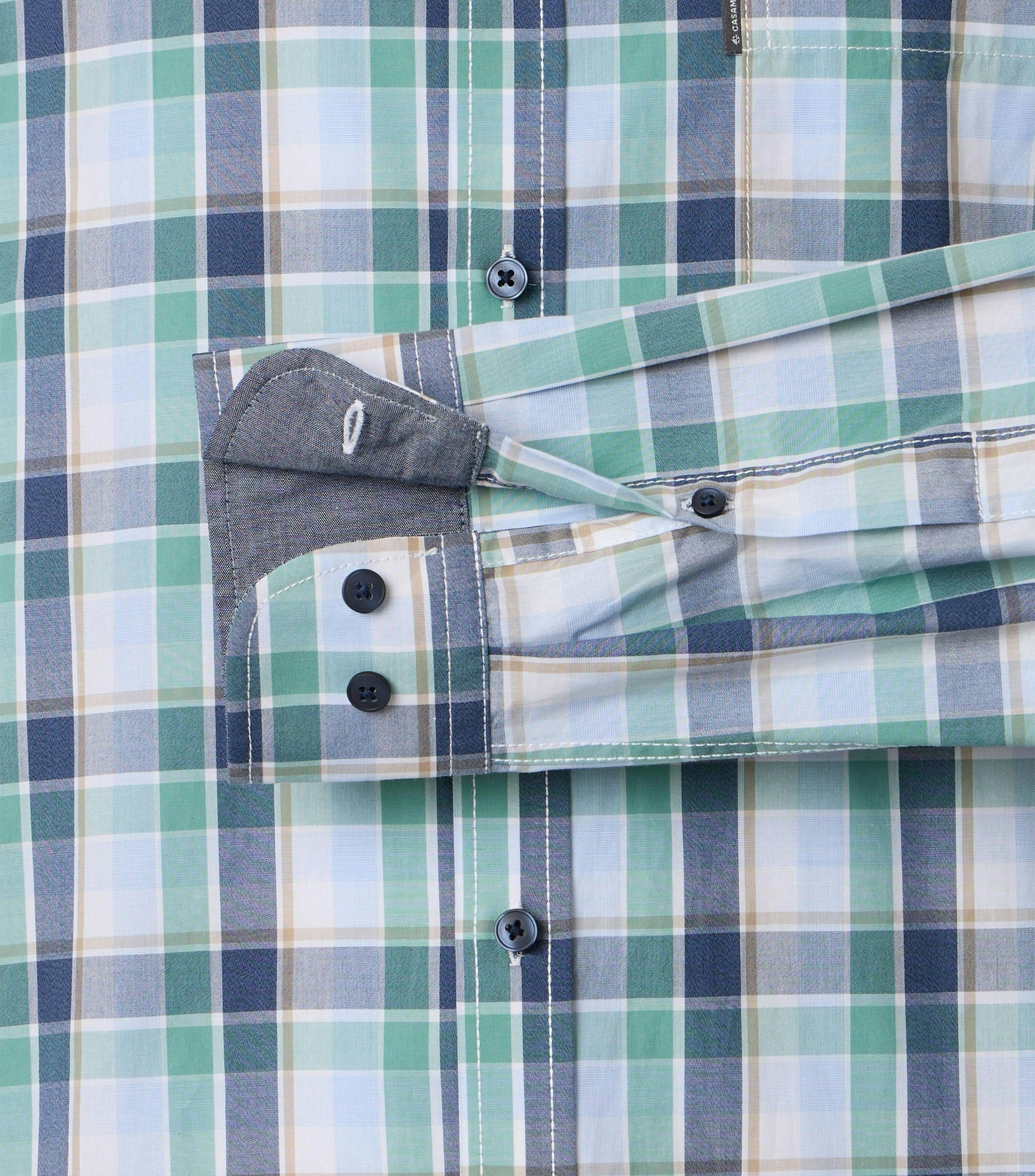 Ein Freizeithemd im kariert Muster in der Farbe Türkis