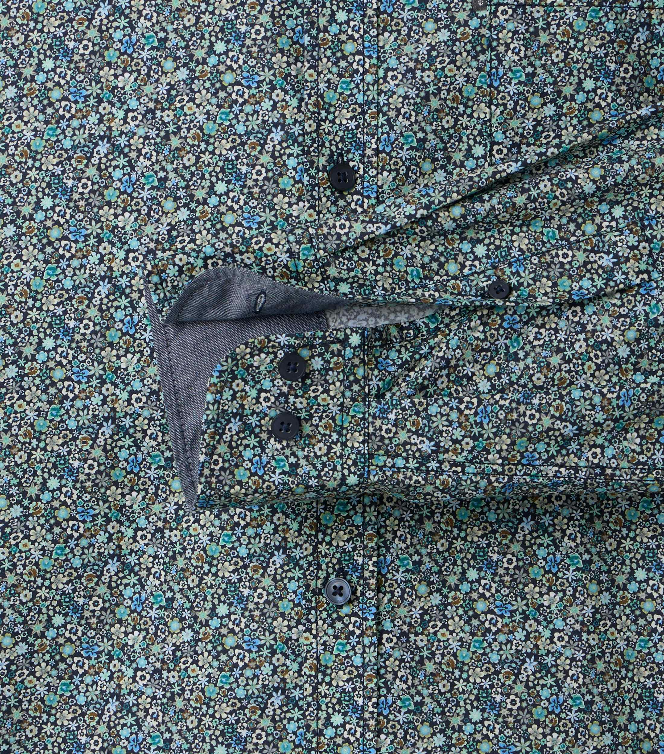 Ein Freizeithemd im Print Muster in der Farbe Blau