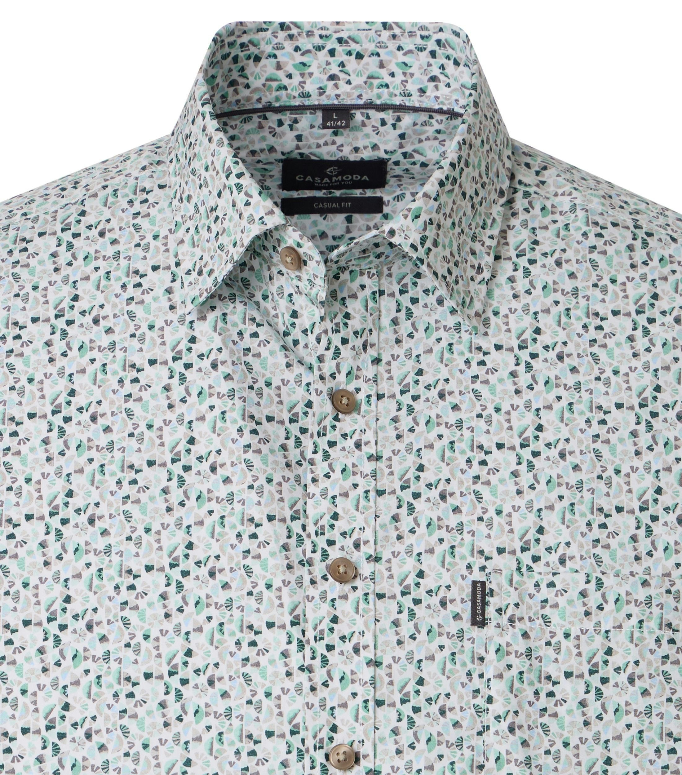 Ein Freizeithemd im Print Muster in der Farbe Grün