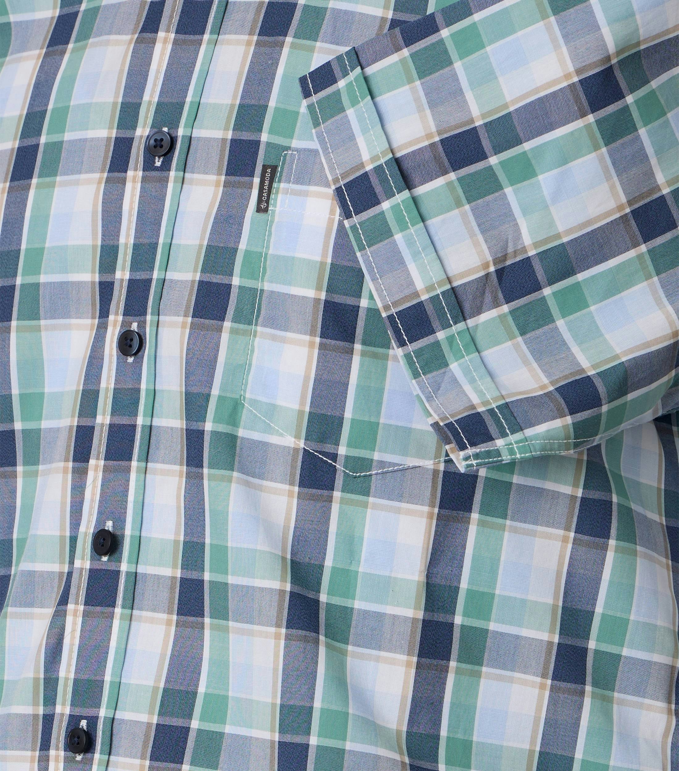 Ein Freizeithemd im kariert Muster in der Farbe Grün
