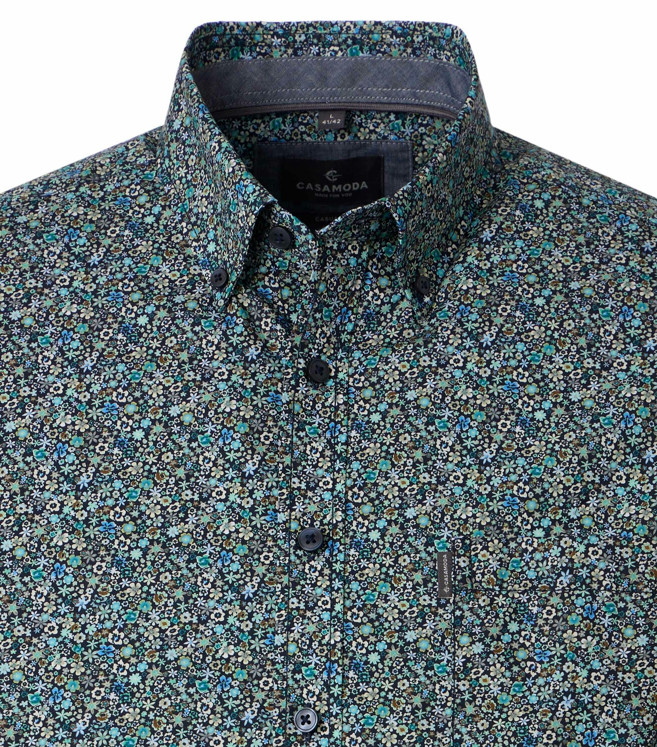 Ein Freizeithemd im Print Muster in der Farbe blau