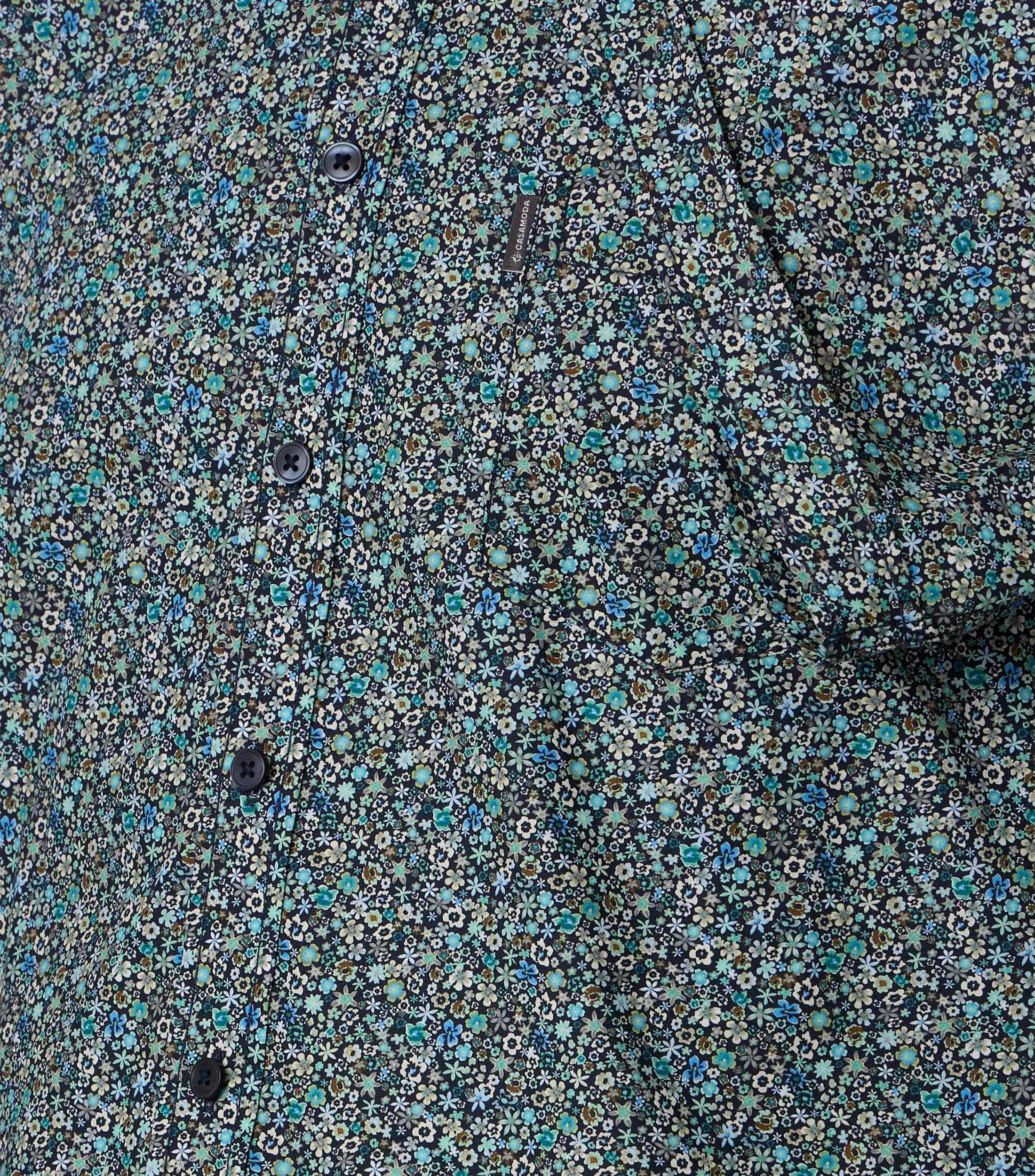 Ein Freizeithemd im Print Muster in der Farbe blau
