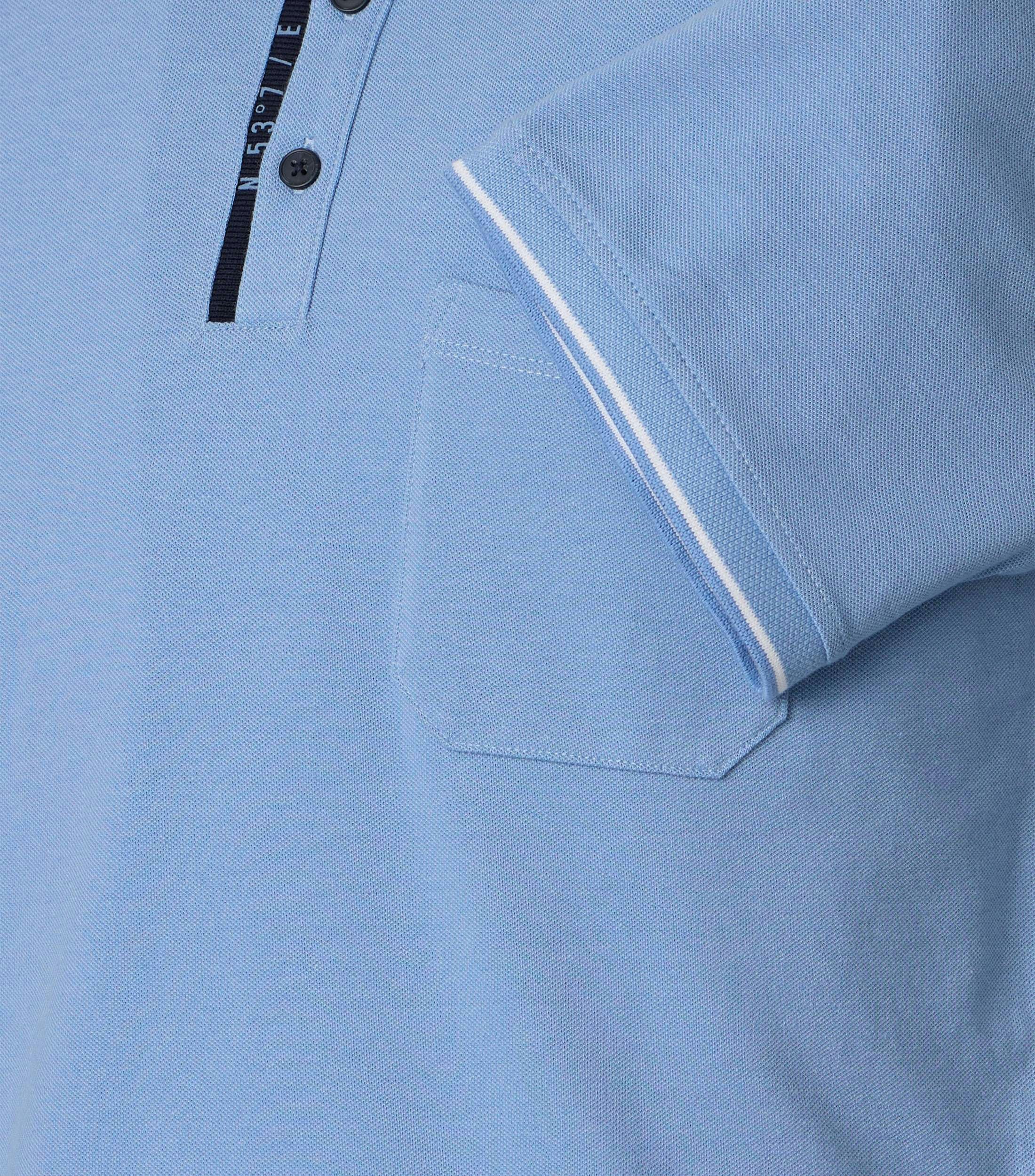 Ein Polo-Shirt im uni Muster in der Farbe Blau