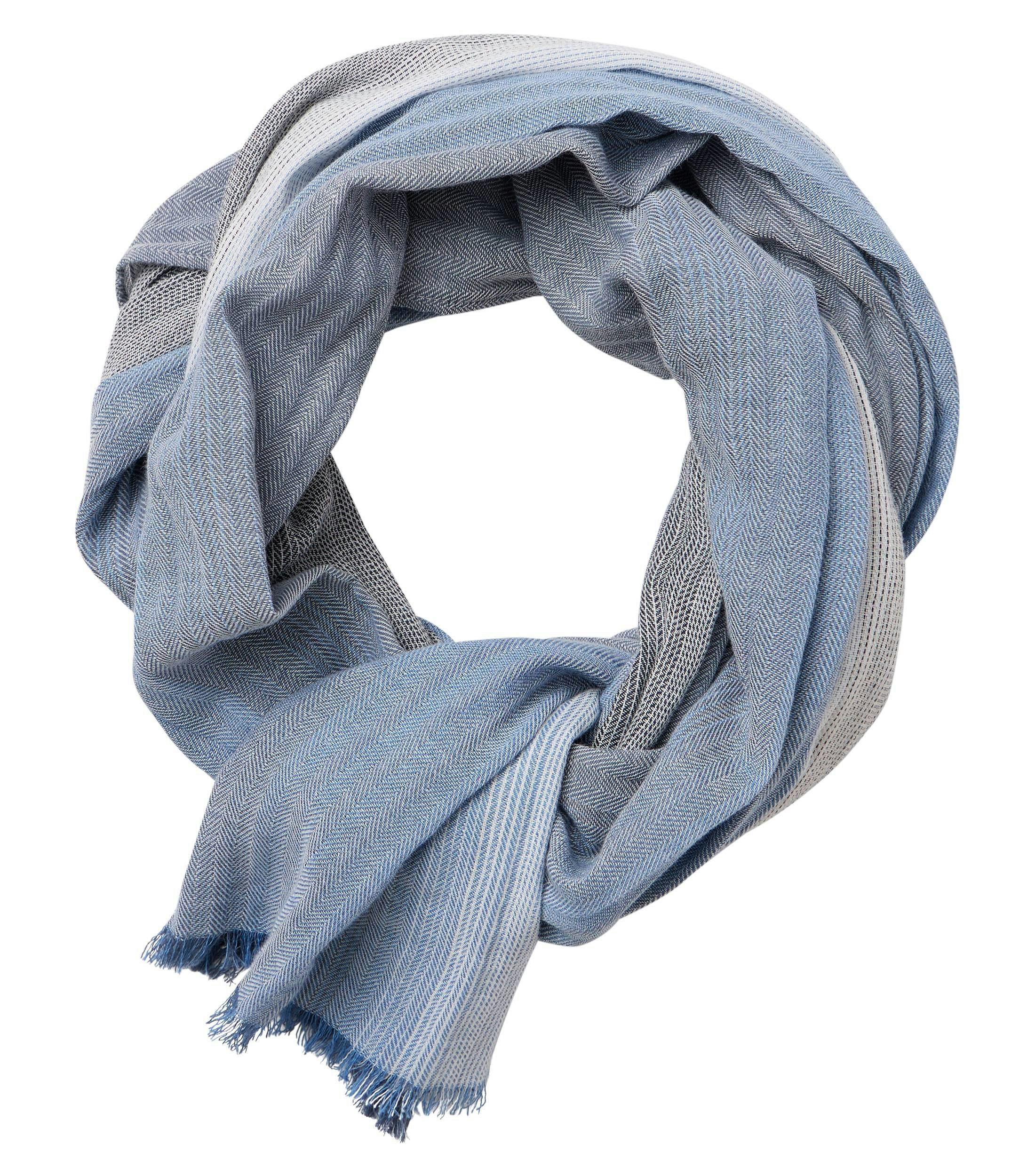 Ein Schal im uni Muster in der Farbe Blau