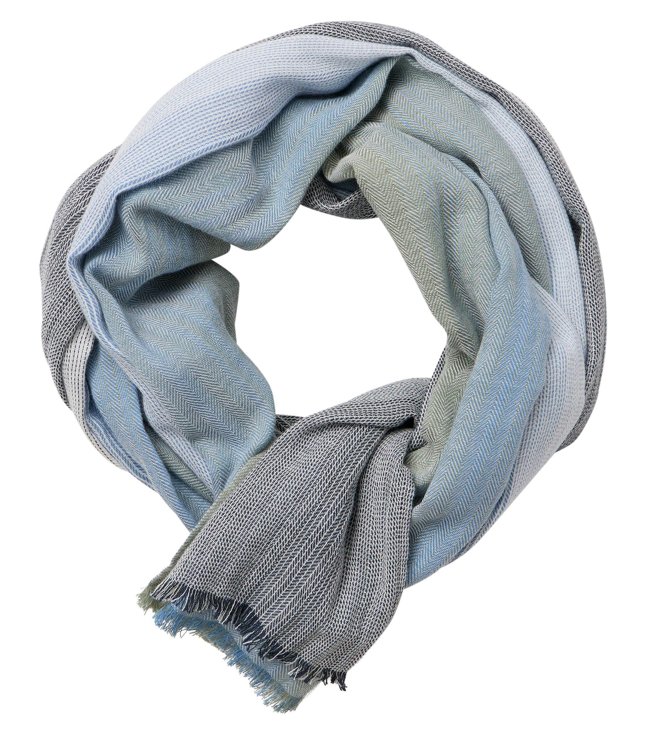 Ein Schal im uni Muster in der Farbe Grün