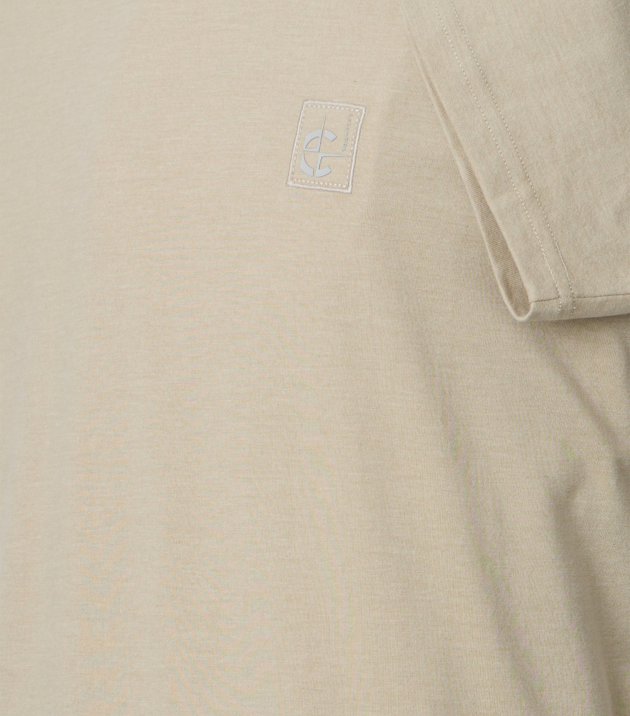 Ein T-Shirt im uni Muster in der Farbe Beige