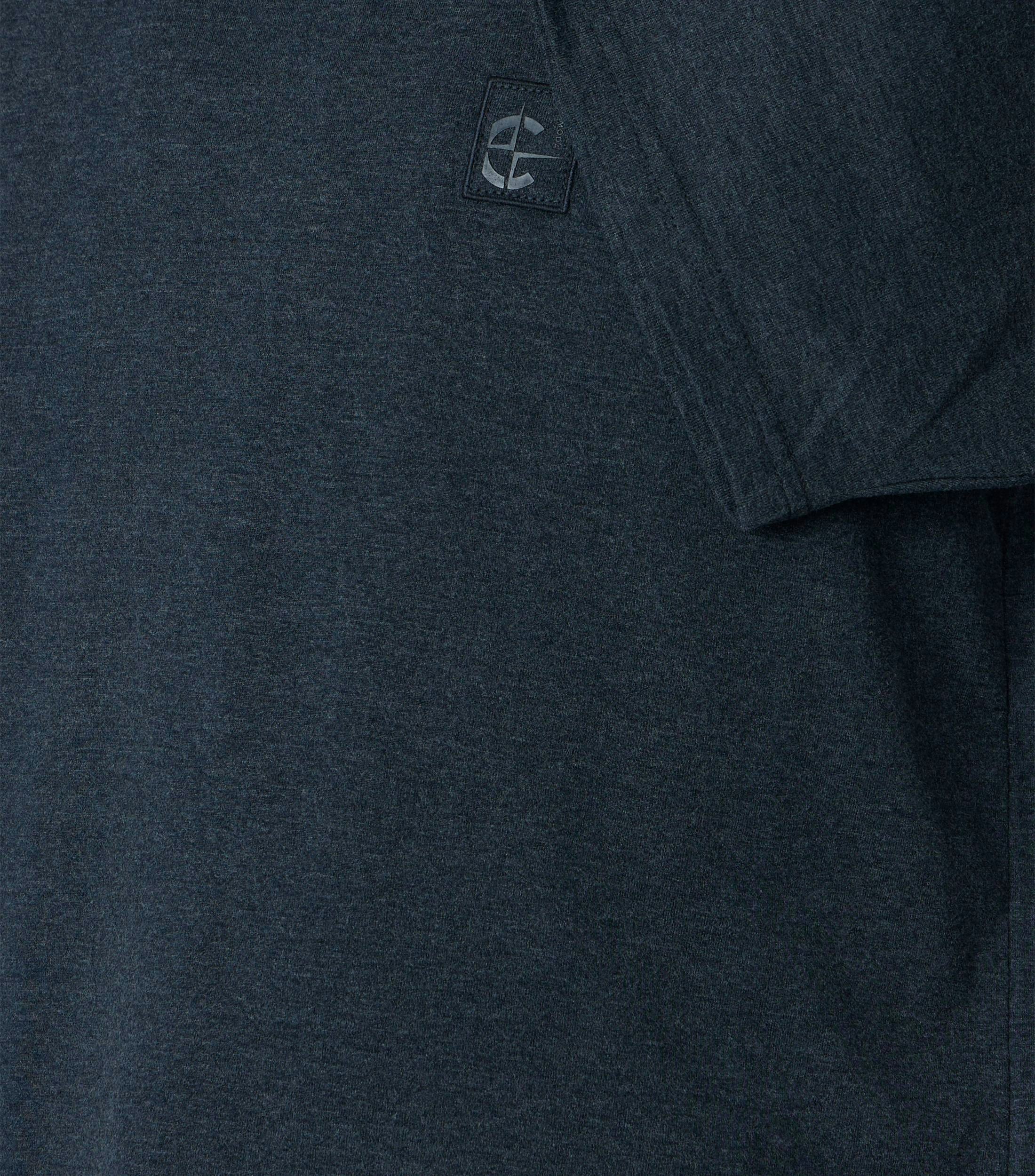 Ein T-Shirt im uni Muster in der Farbe Dunkelblau