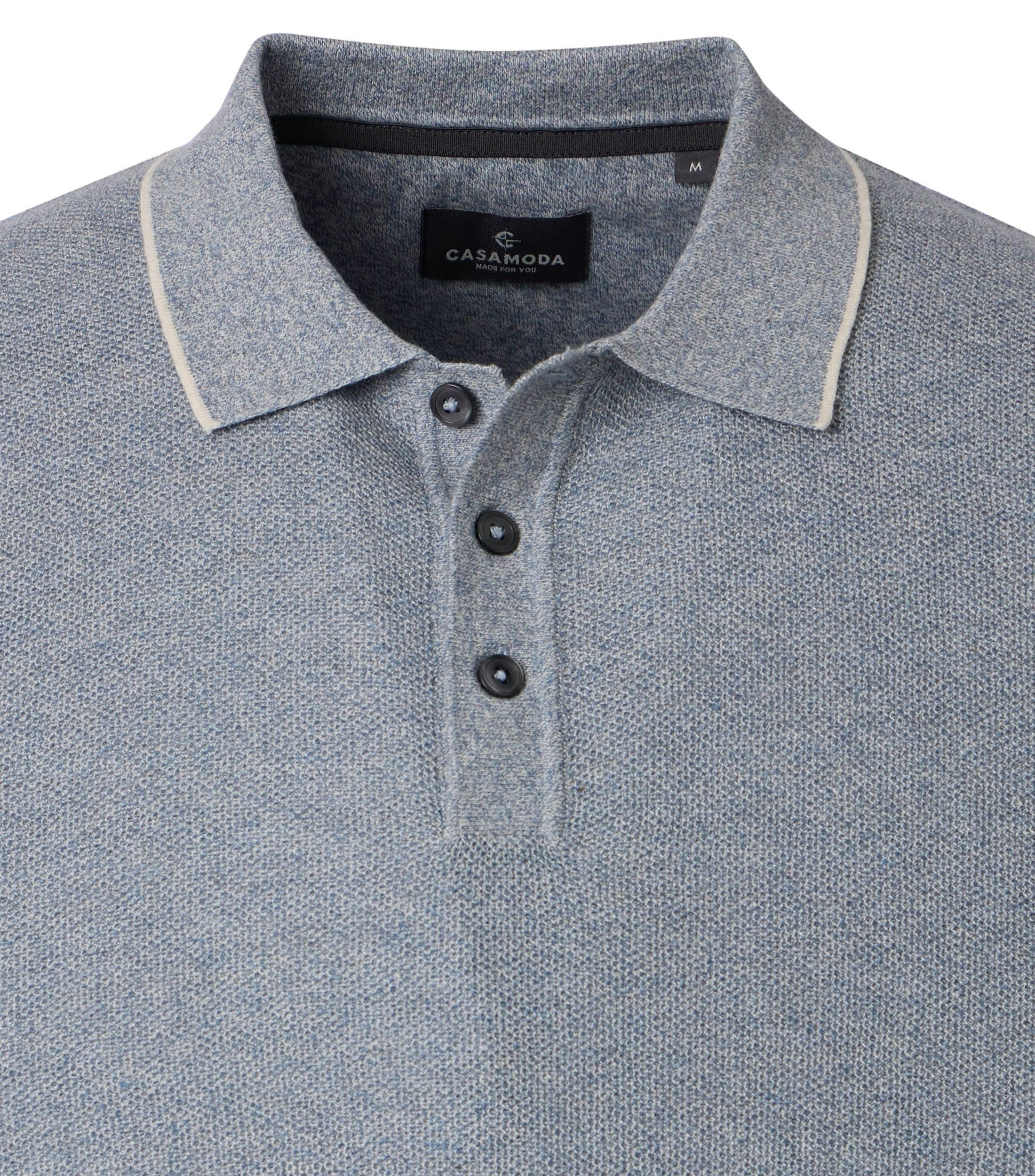 Ein Polo-Shirt im uni Muster in der Farbe Hellblau