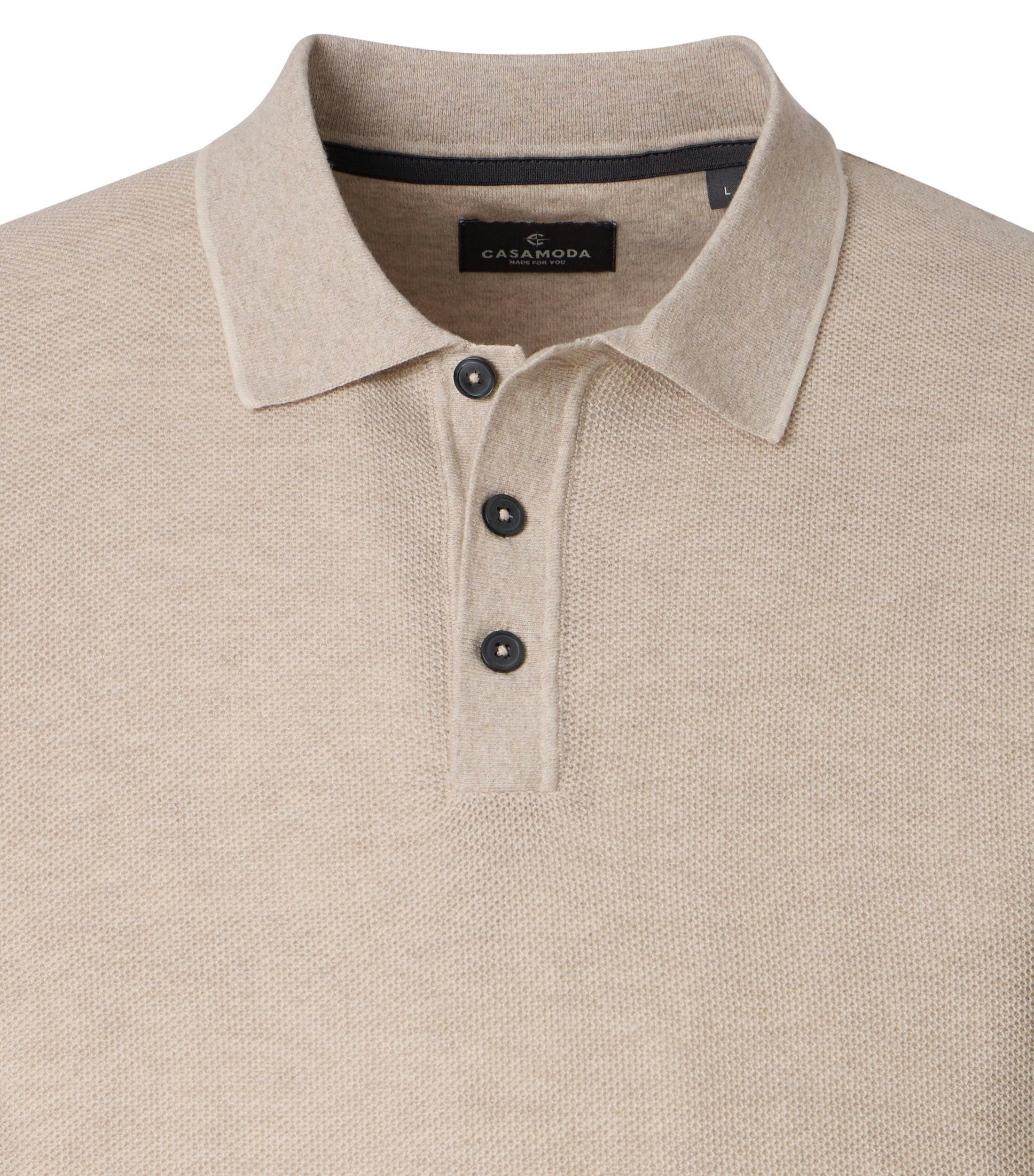 Ein Polo-Shirt im uni Muster in der Farbe Beige
