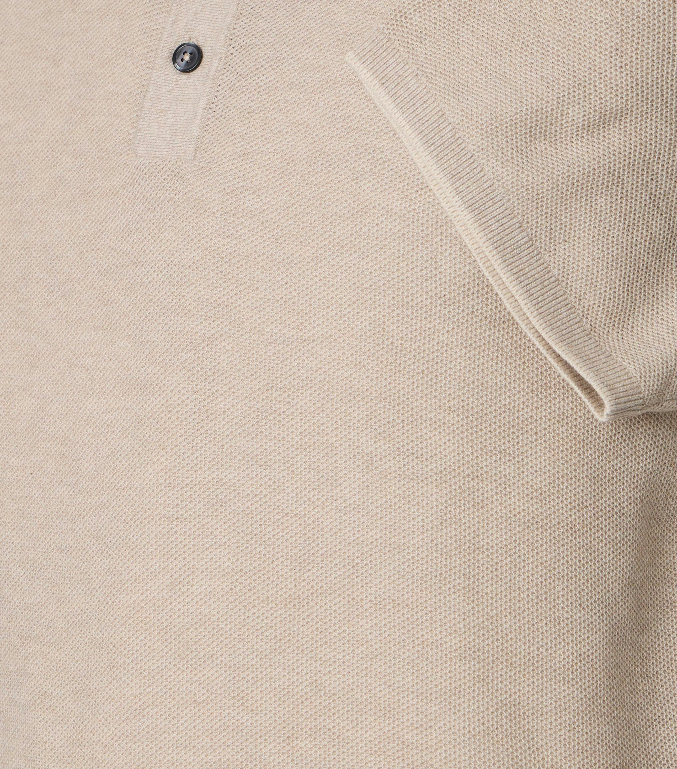 Ein Polo-Shirt im uni Muster in der Farbe Beige