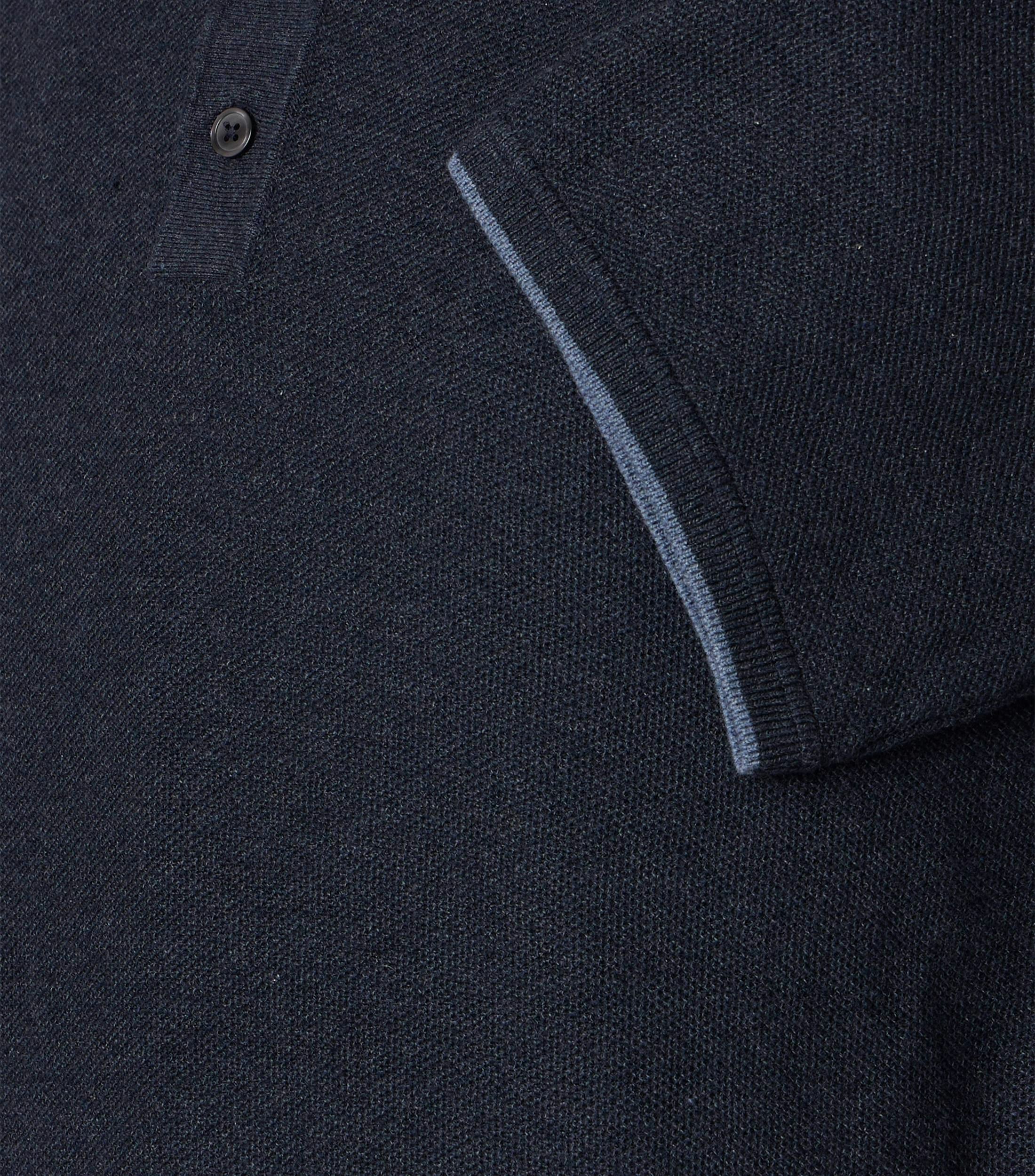 Ein Polo-Shirt im uni Muster in der Farbe Dunkelblau