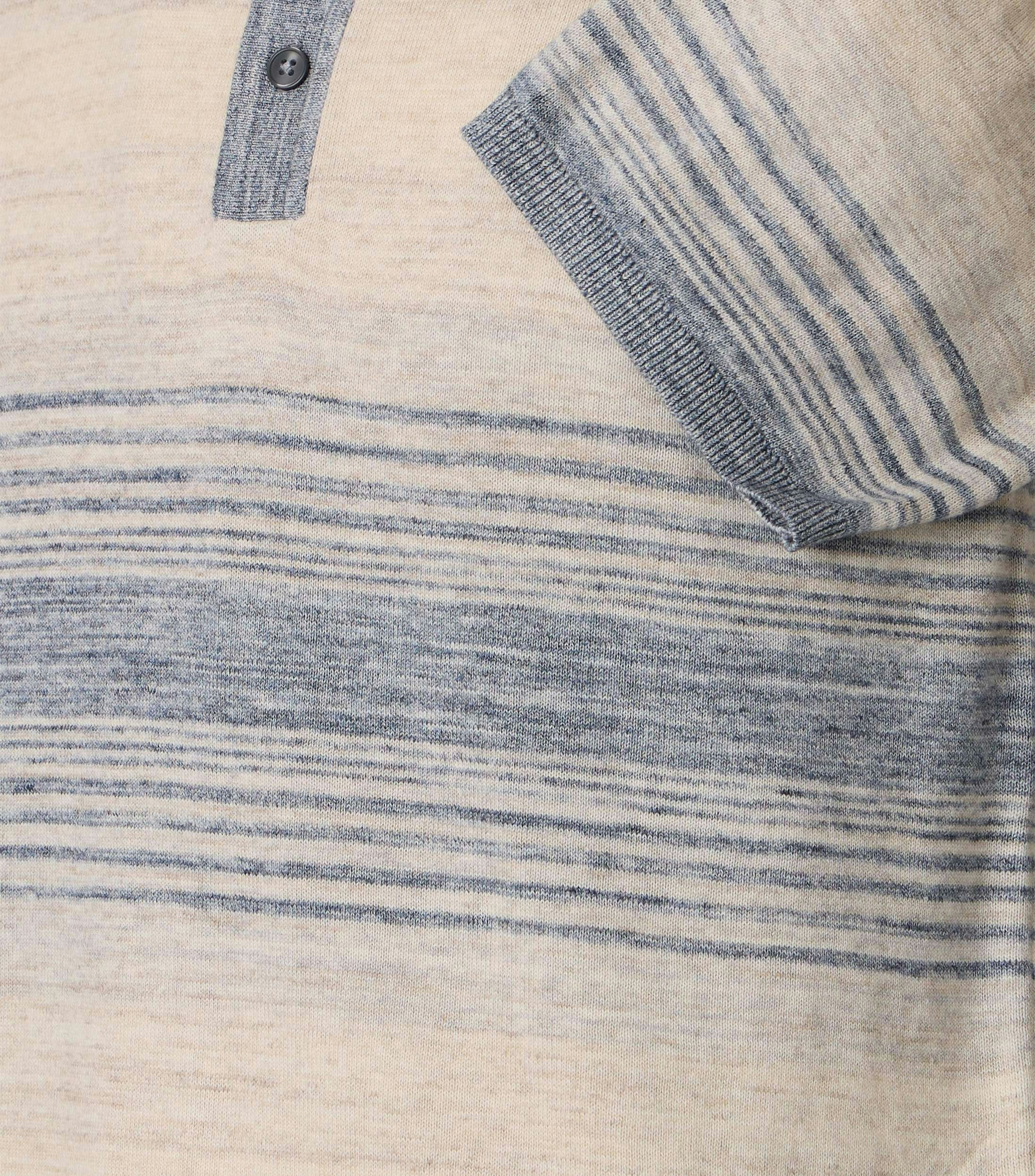 Ein Polo-Shirt im gestreift Muster in der Farbe Beige