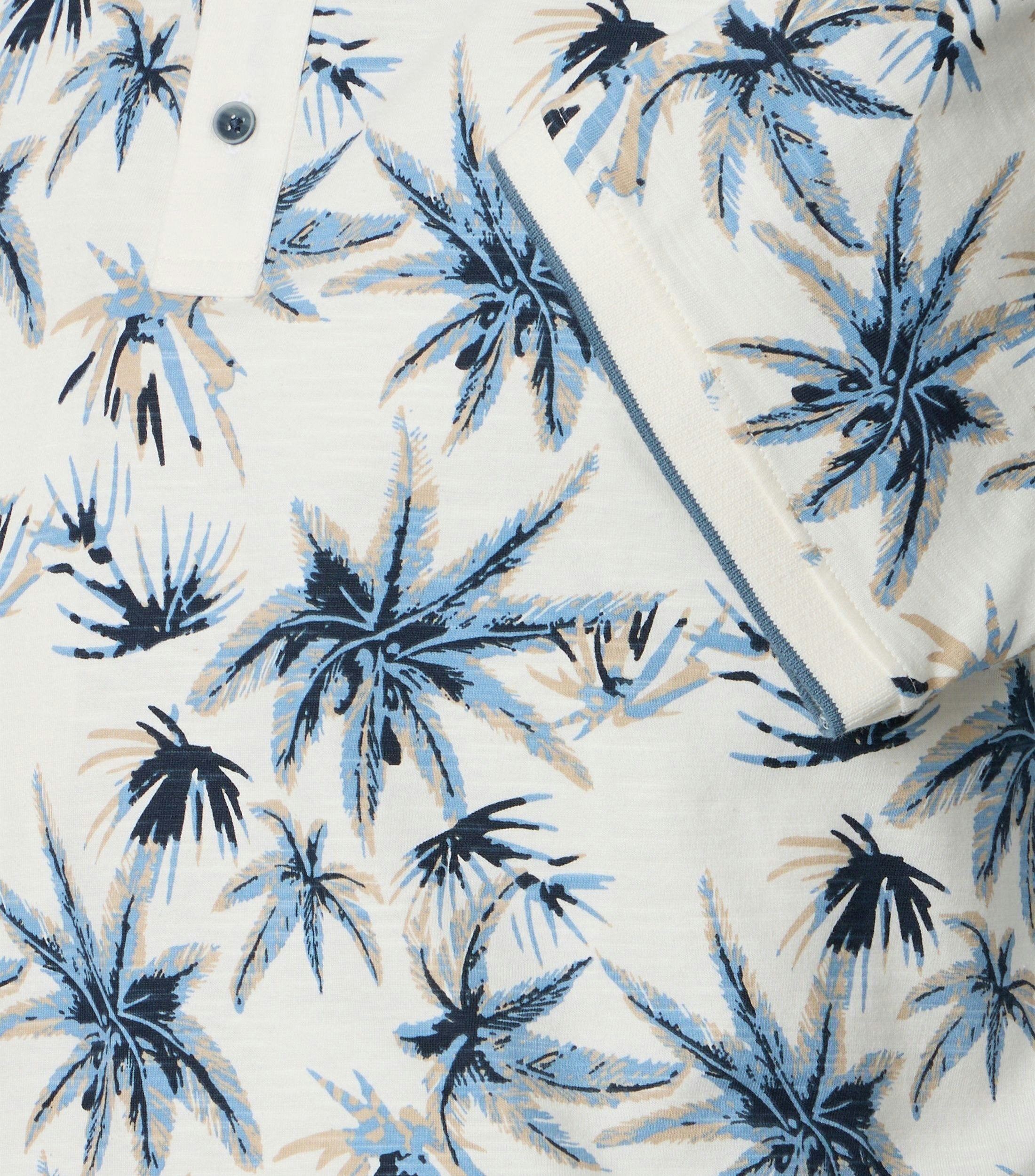 Ein Polo-Shirt im Print Muster in der Farbe Weißbeige
