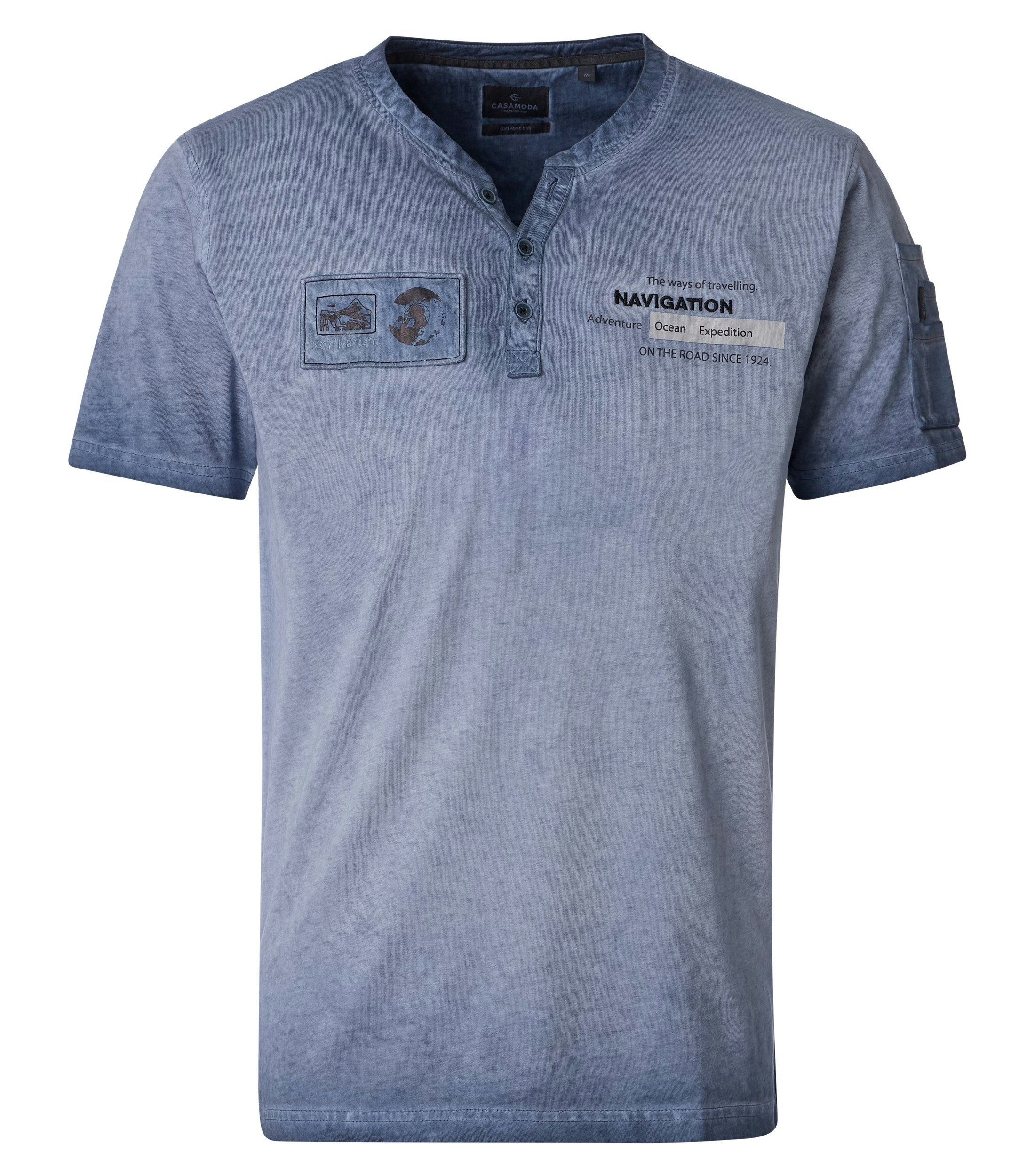 Ein T-Shirt im uni Muster in der Farbe Blau