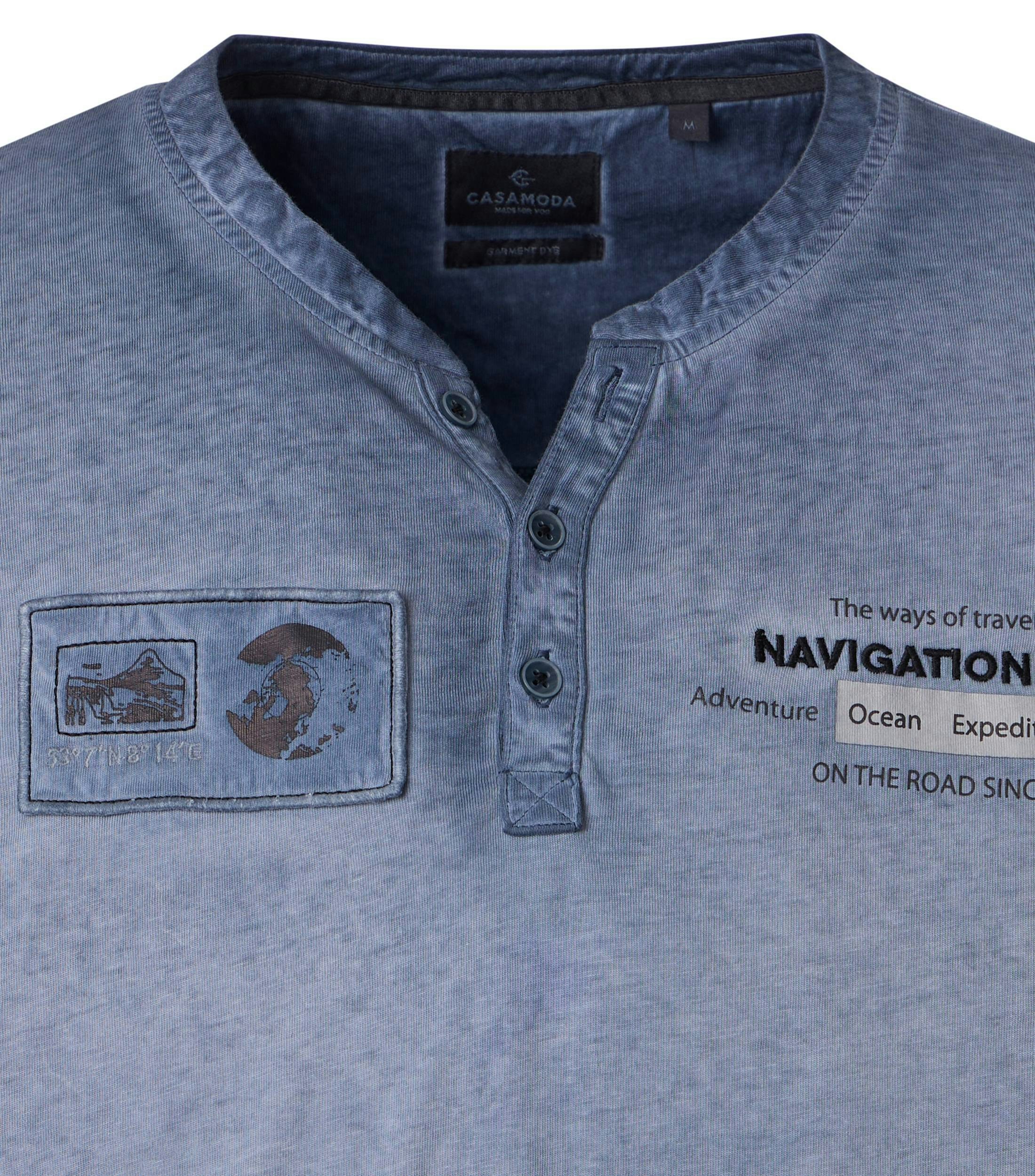 Ein T-Shirt im uni Muster in der Farbe Blau