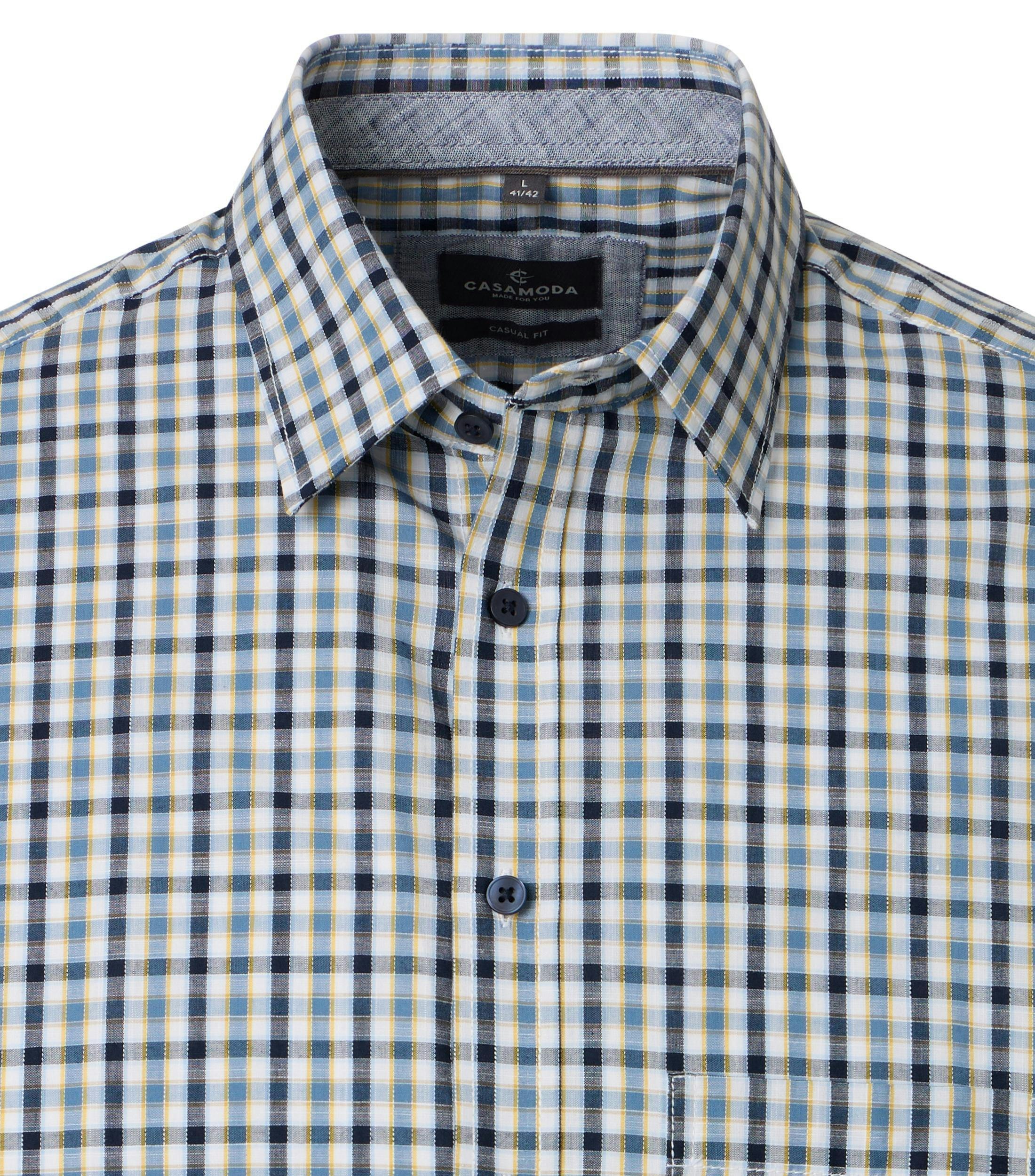 Ein Freizeithemd im kariert Muster in der Farbe Blau