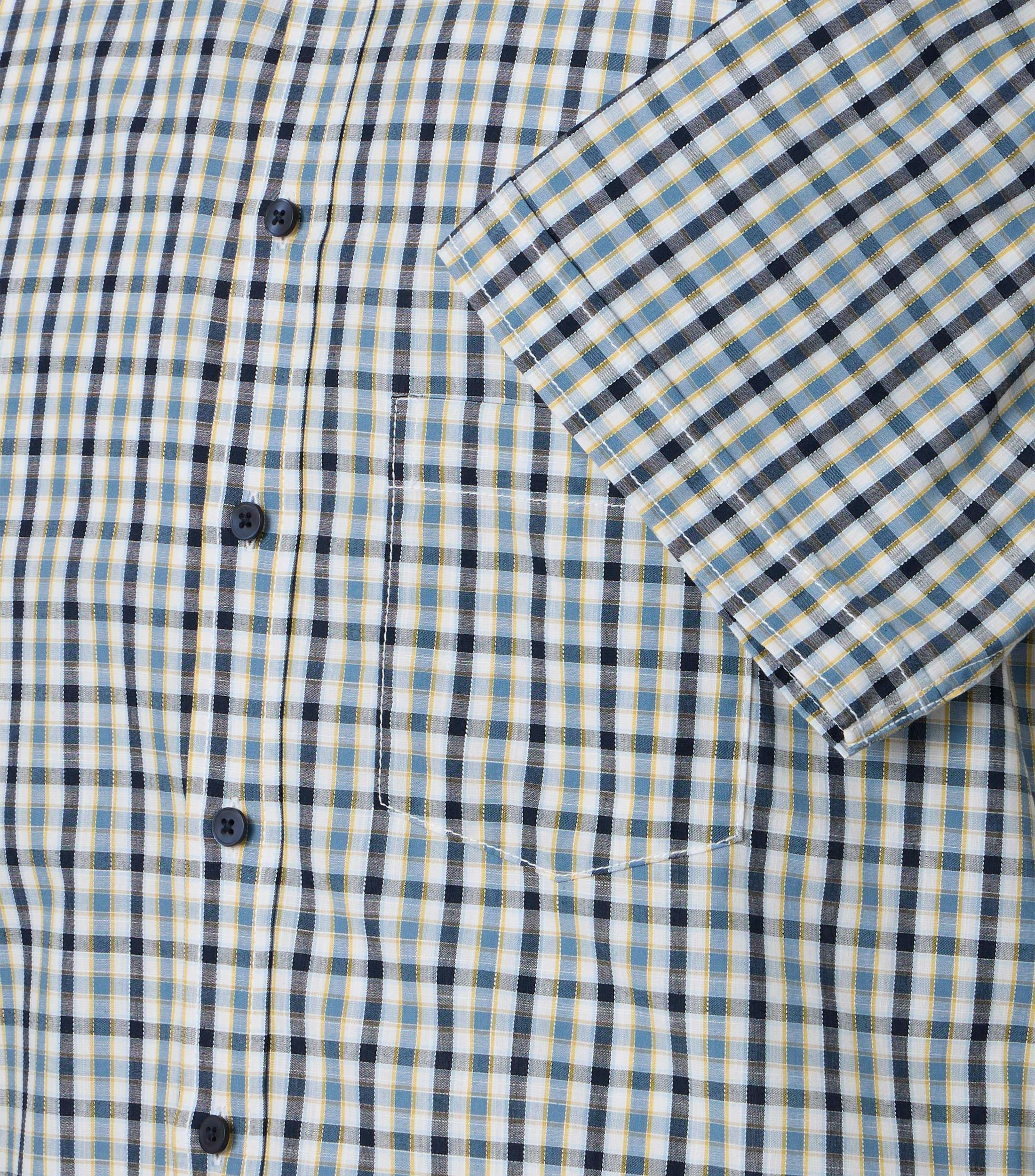 Ein Freizeithemd im kariert Muster in der Farbe Blau