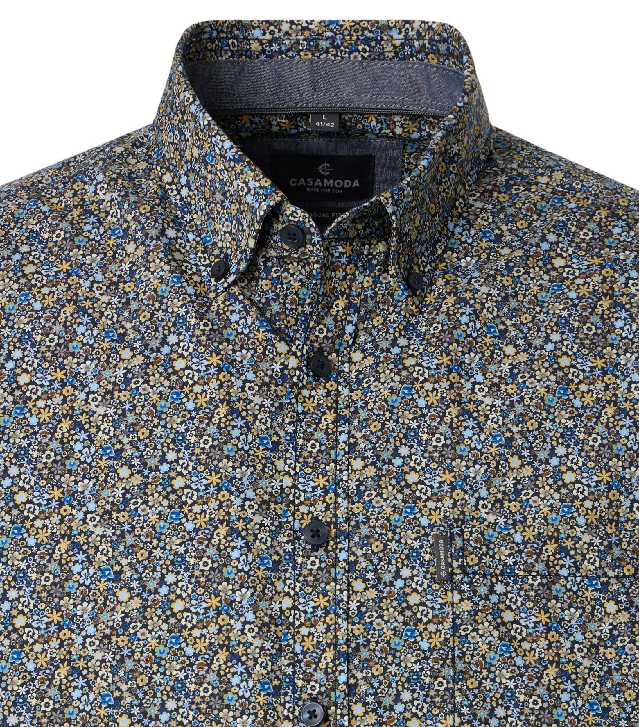 Ein Freizeithemd im Print Muster in der Farbe Dunkelblau