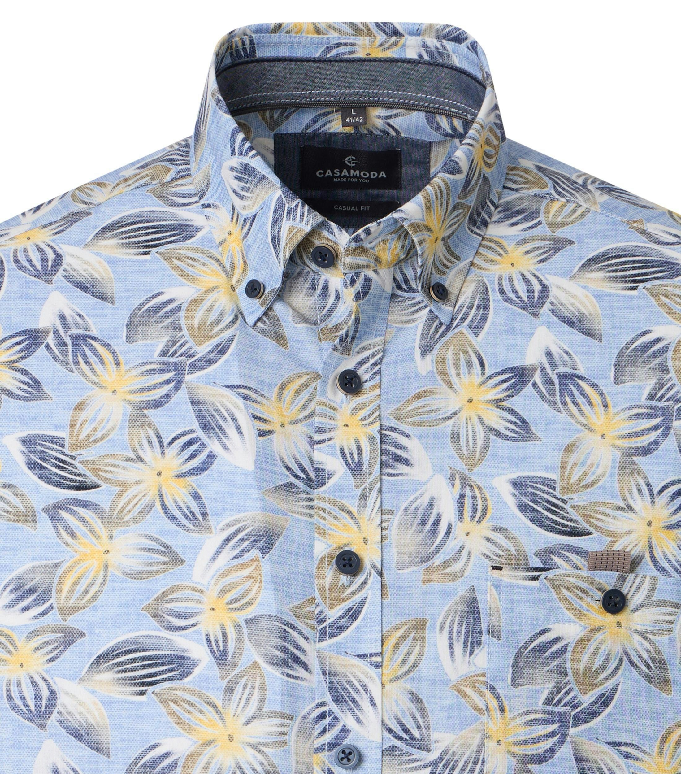 Ein Freizeithemd im Print Muster in der Farbe Blau