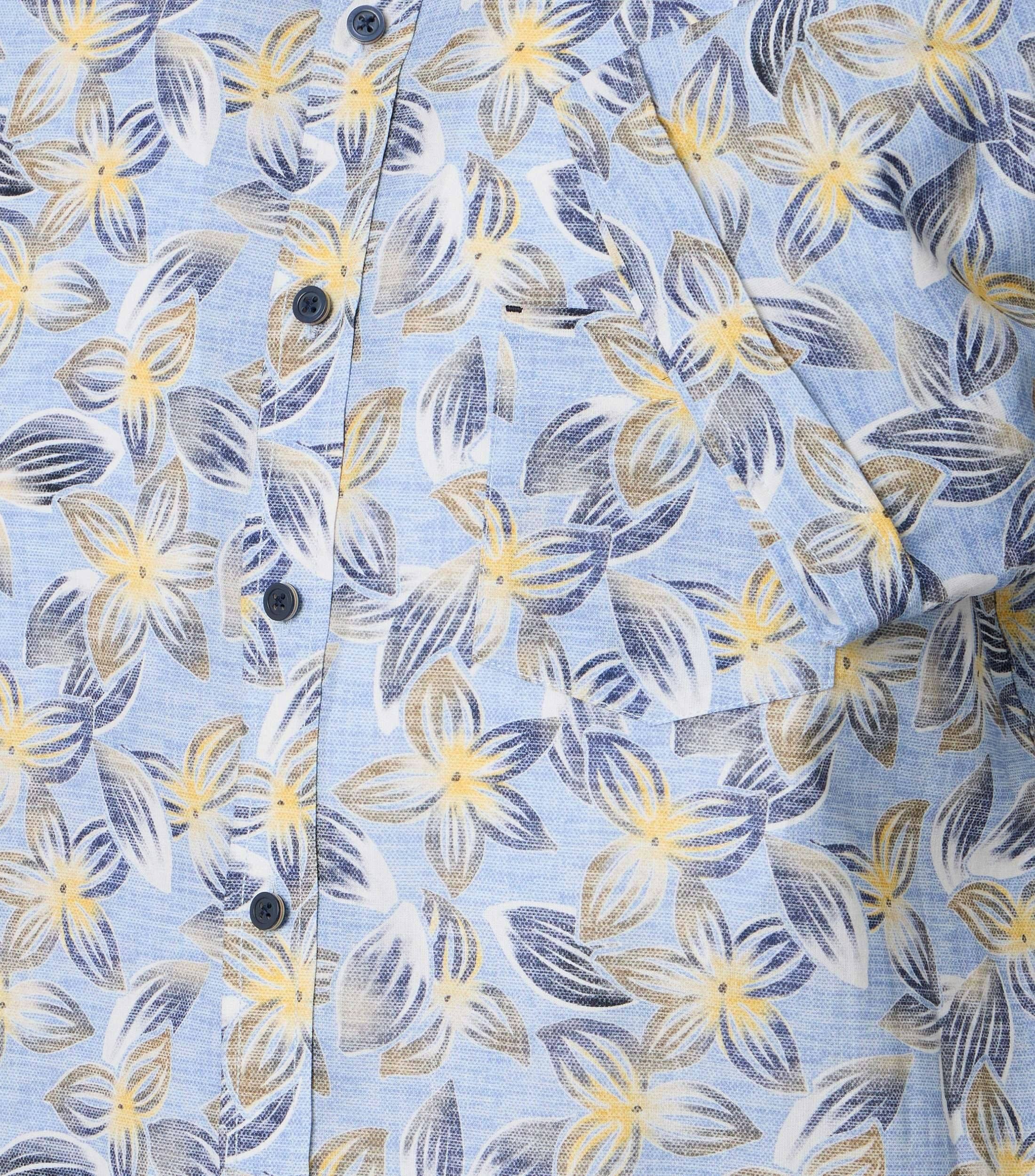 Ein Freizeithemd im Print Muster in der Farbe Blau