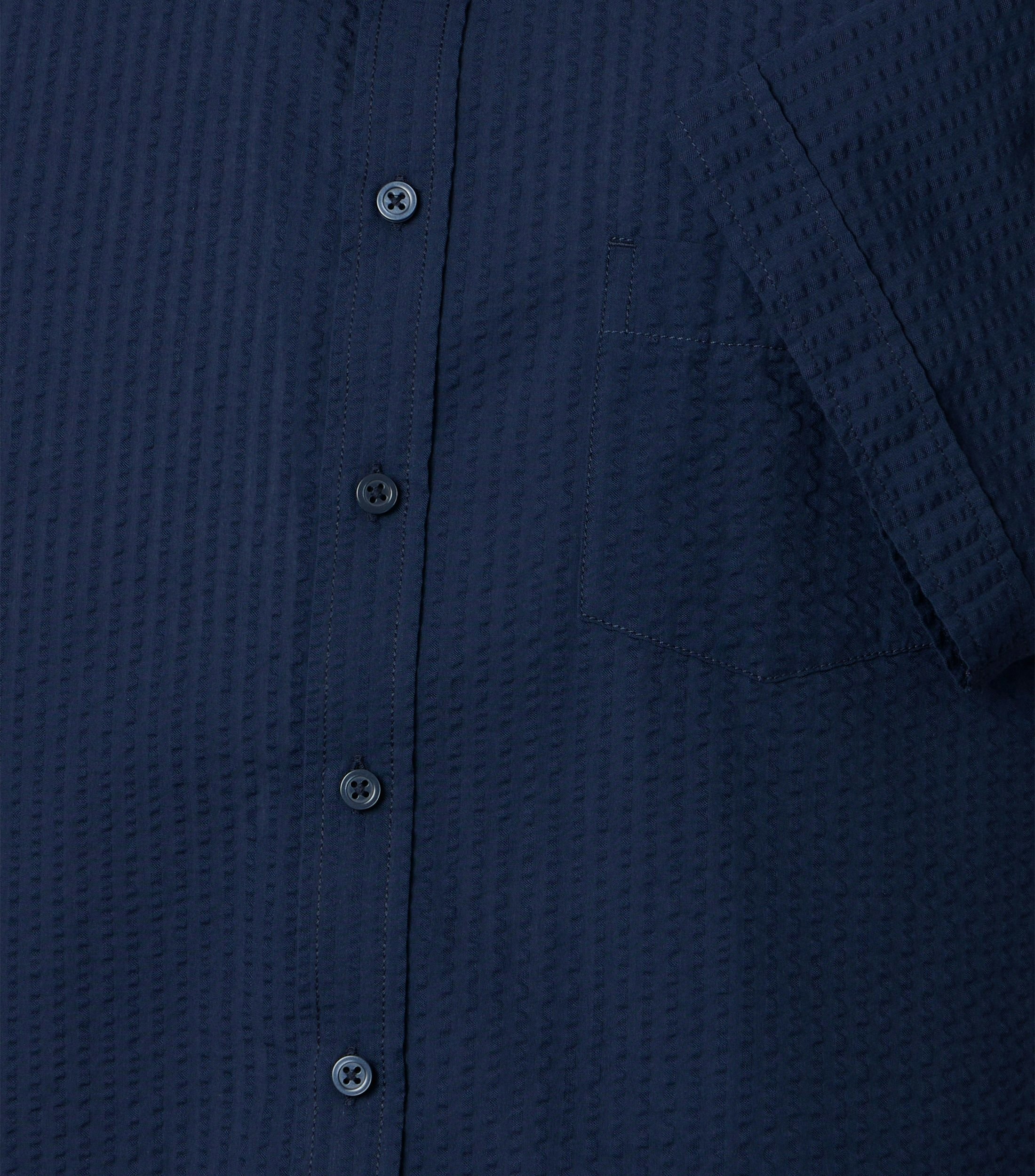 Ein Freizeithemd im uni Muster in der Farbe Dunkelblau