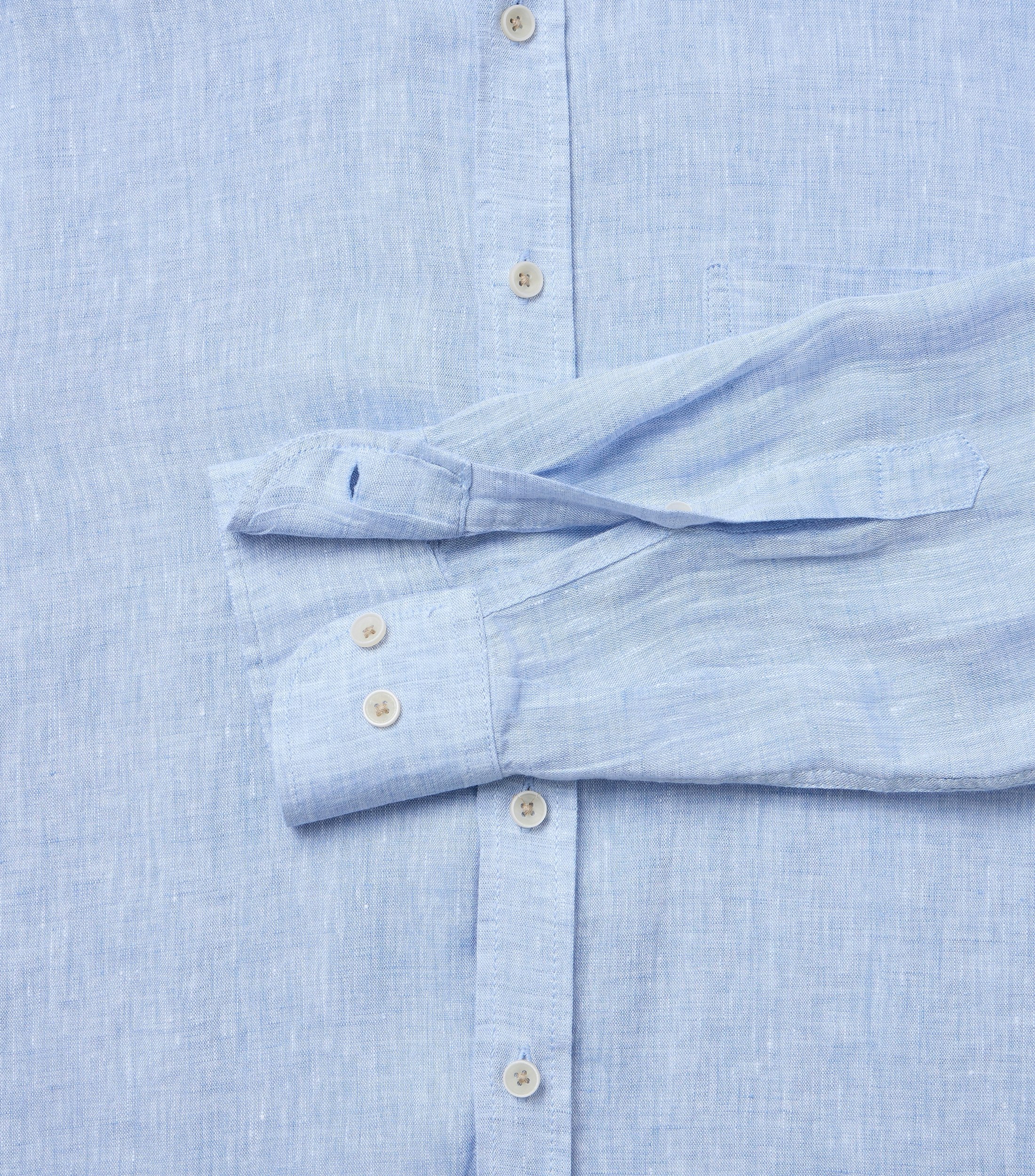 Ein Freizeithemd im uni Muster in der Farbe Hellblau
