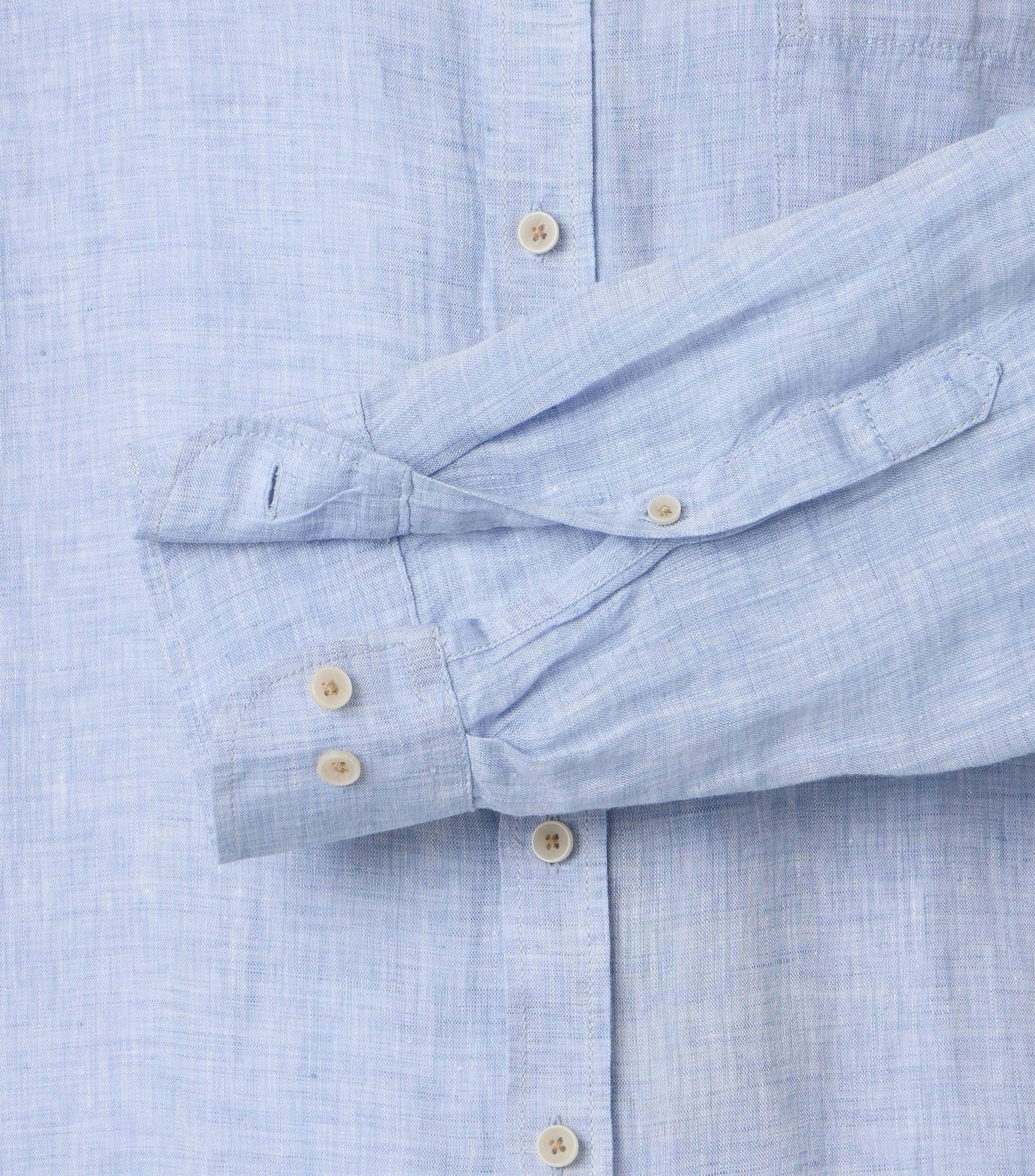 Ein Freizeithemd im uni Muster in der Farbe Hellblau