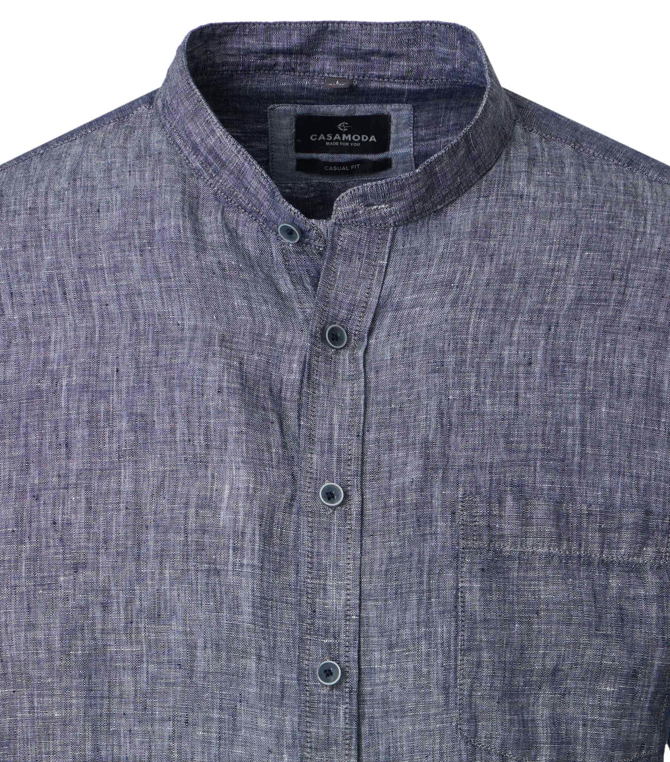 Ein Freizeithemd im uni Muster in der Farbe Blau