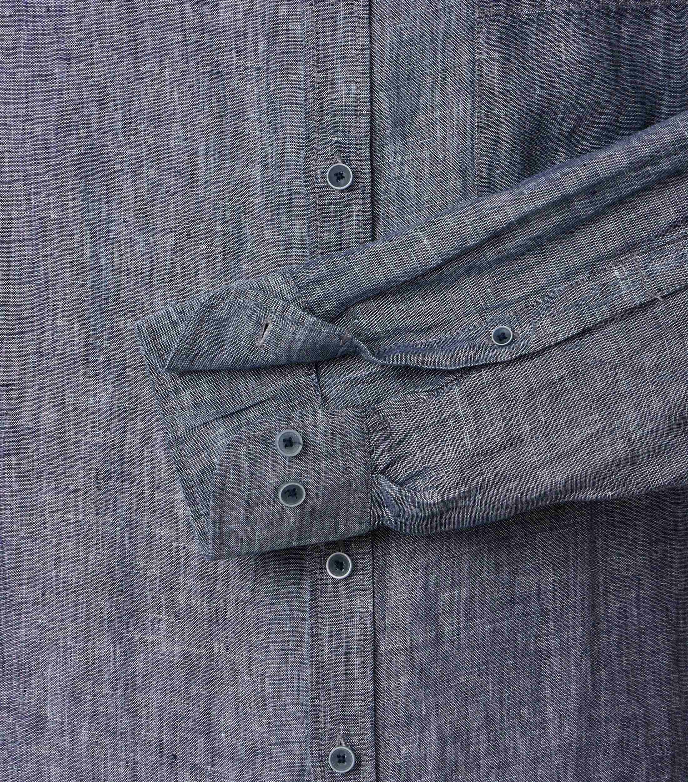 Ein Freizeithemd im uni Muster in der Farbe Blau