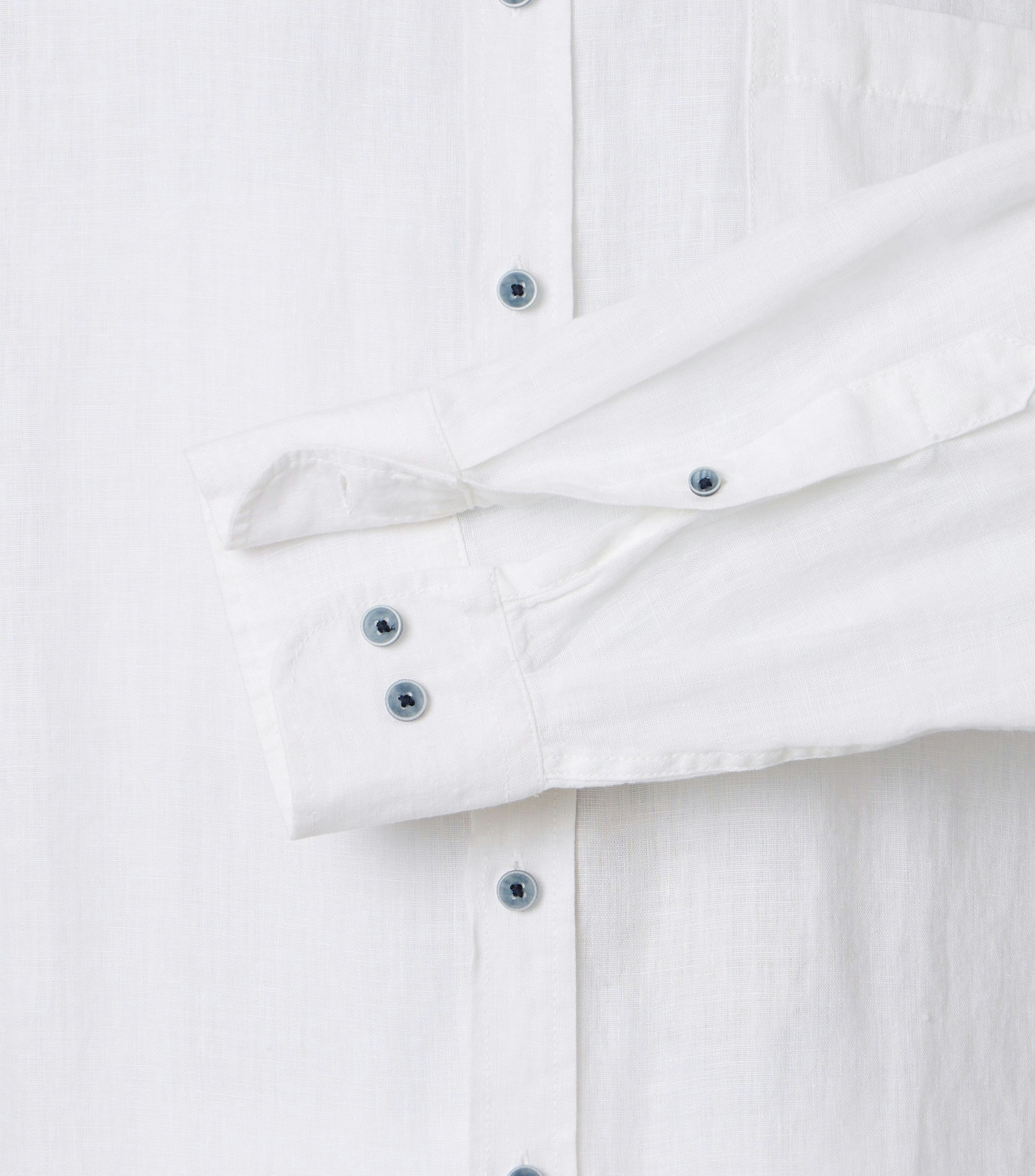 Ein Freizeithemd im uni Muster in der Farbe Weiß