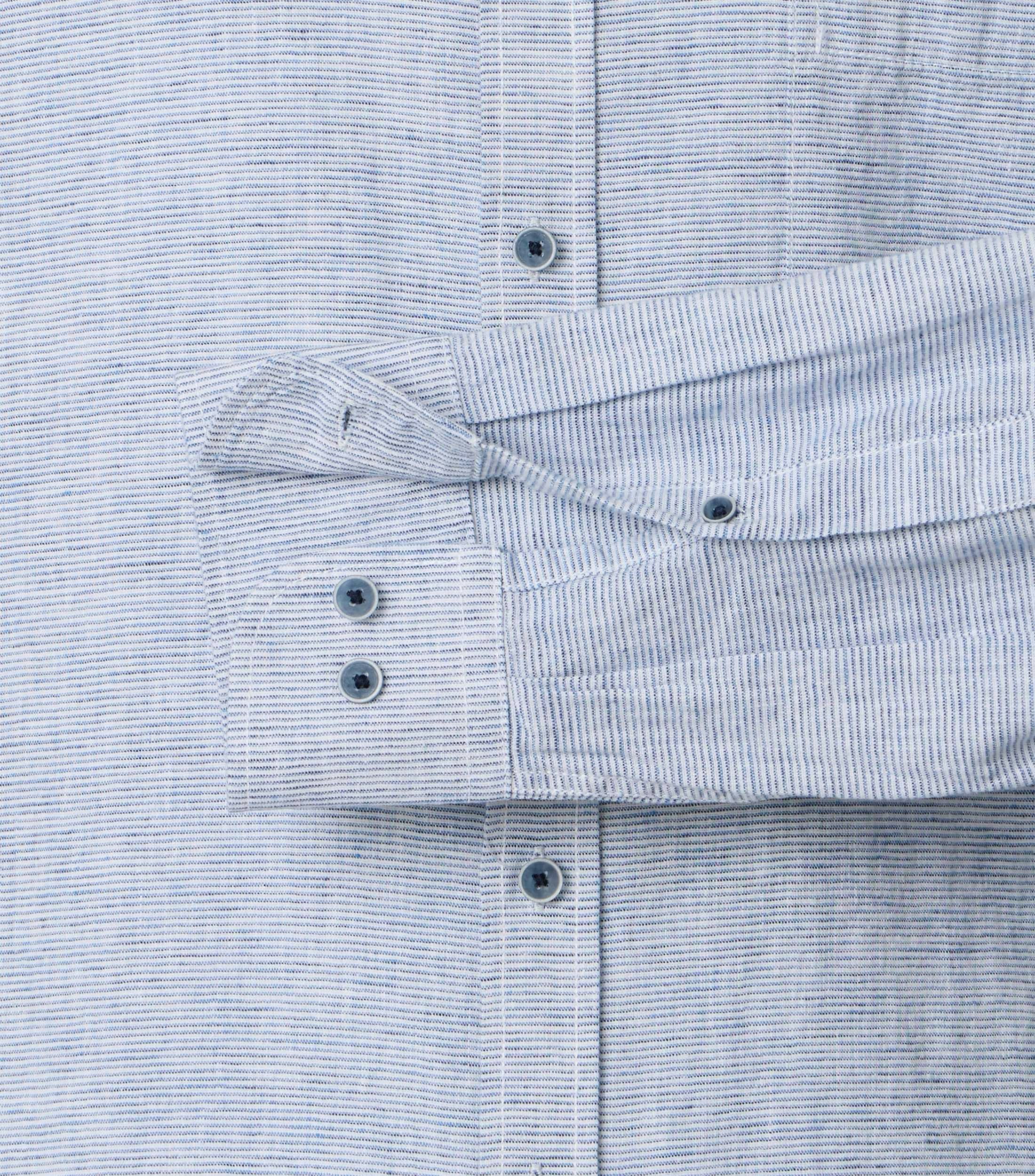 Ein Freizeithemd im uni Muster in der Farbe Hellblau