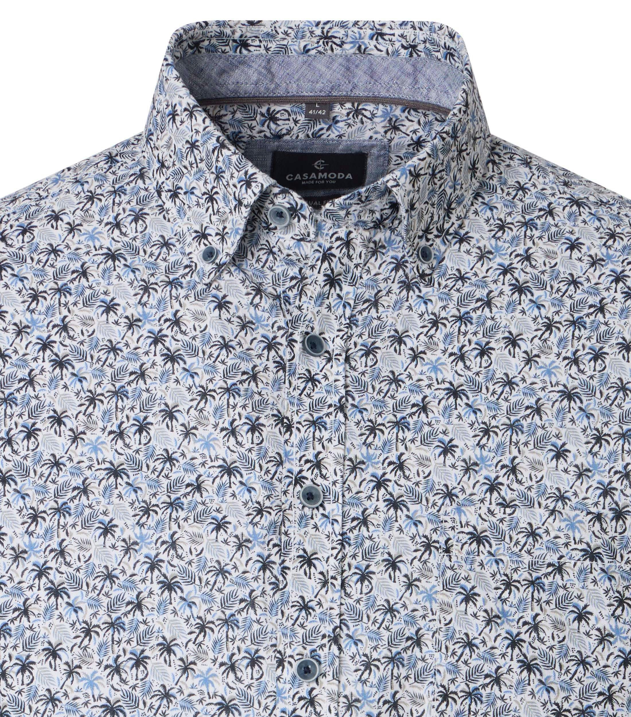 Ein Freizeithemd im Print Muster in der Farbe Blau