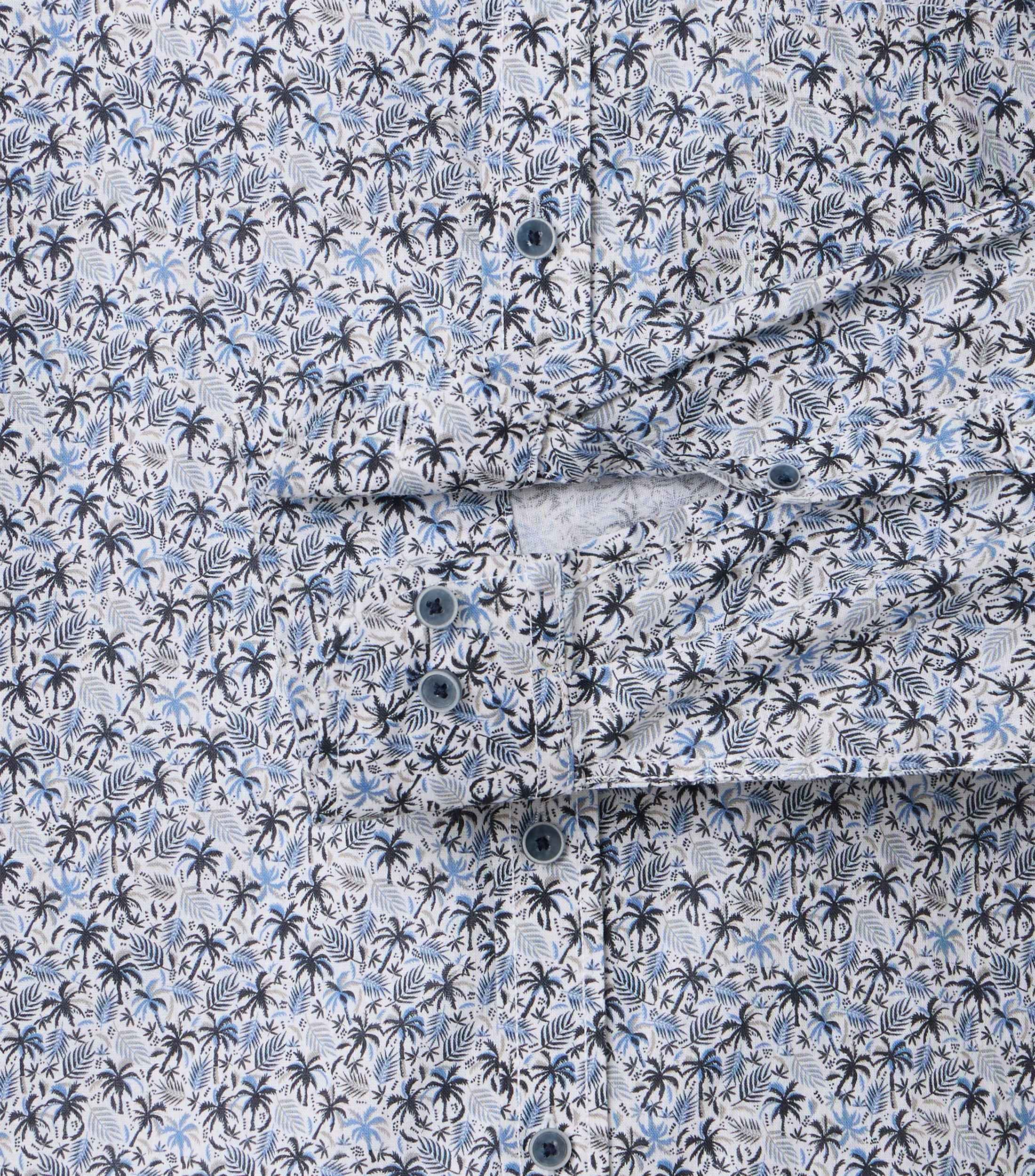 Ein Freizeithemd im Print Muster in der Farbe Blau