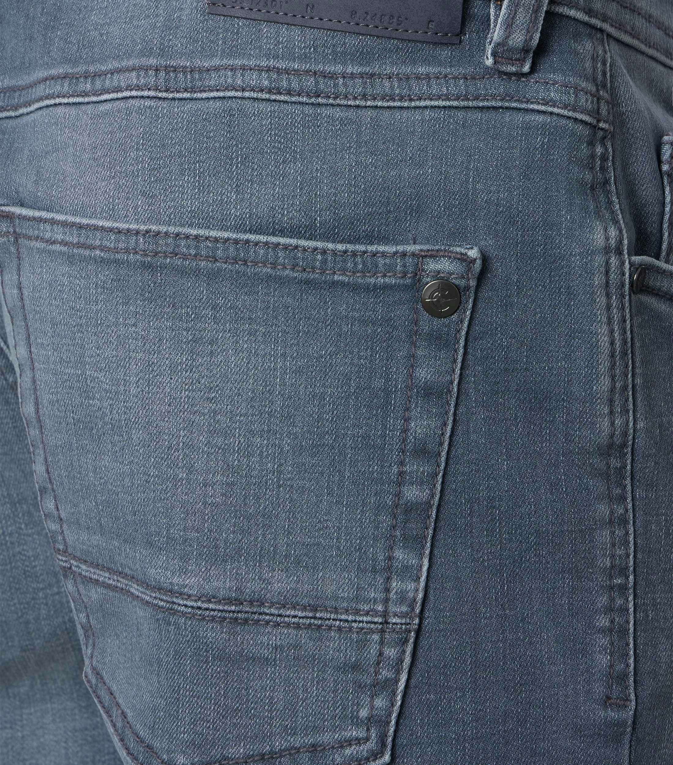 Eine Chino im uni Muster in der Farbe graues Mittelblau