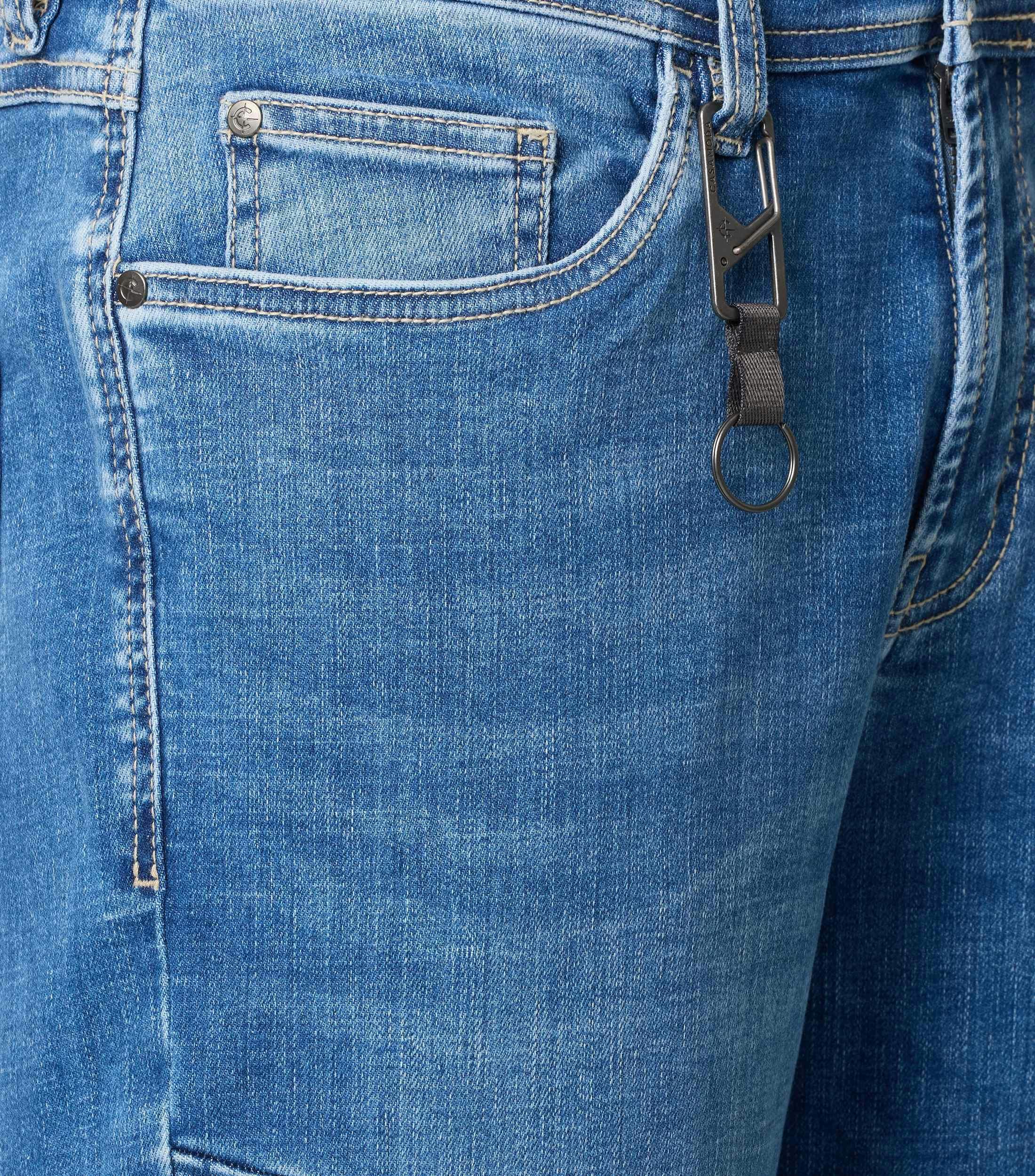 Eine Shorts im uni Muster in der Farbe Blau