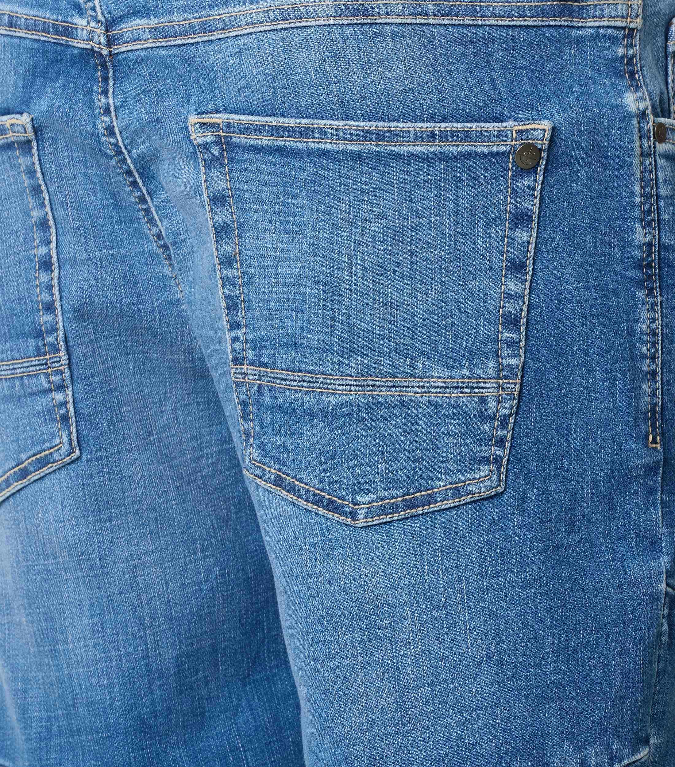 Eine Shorts im uni Muster in der Farbe Blau